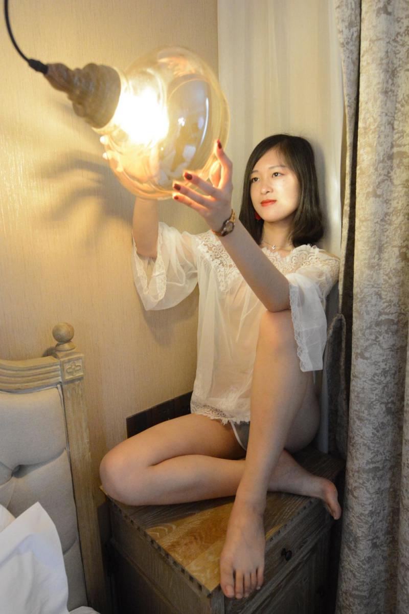 白嫩可人的良家妹子