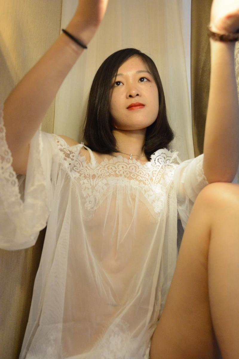 白嫩可人的良家妹子