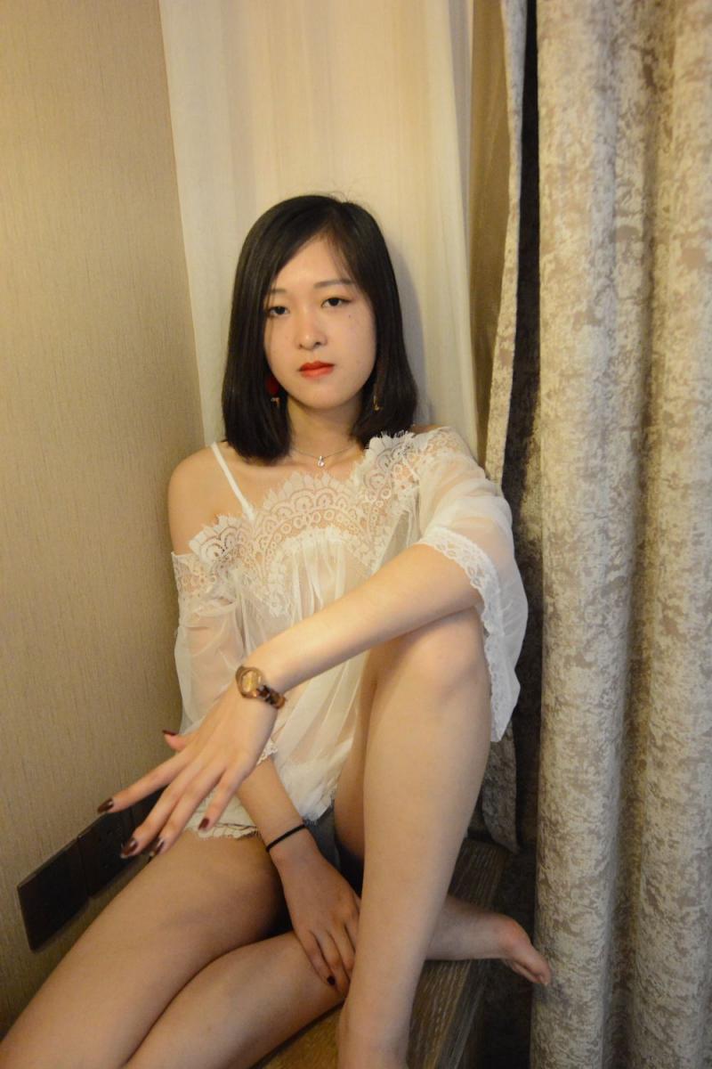 白嫩可人的良家妹子