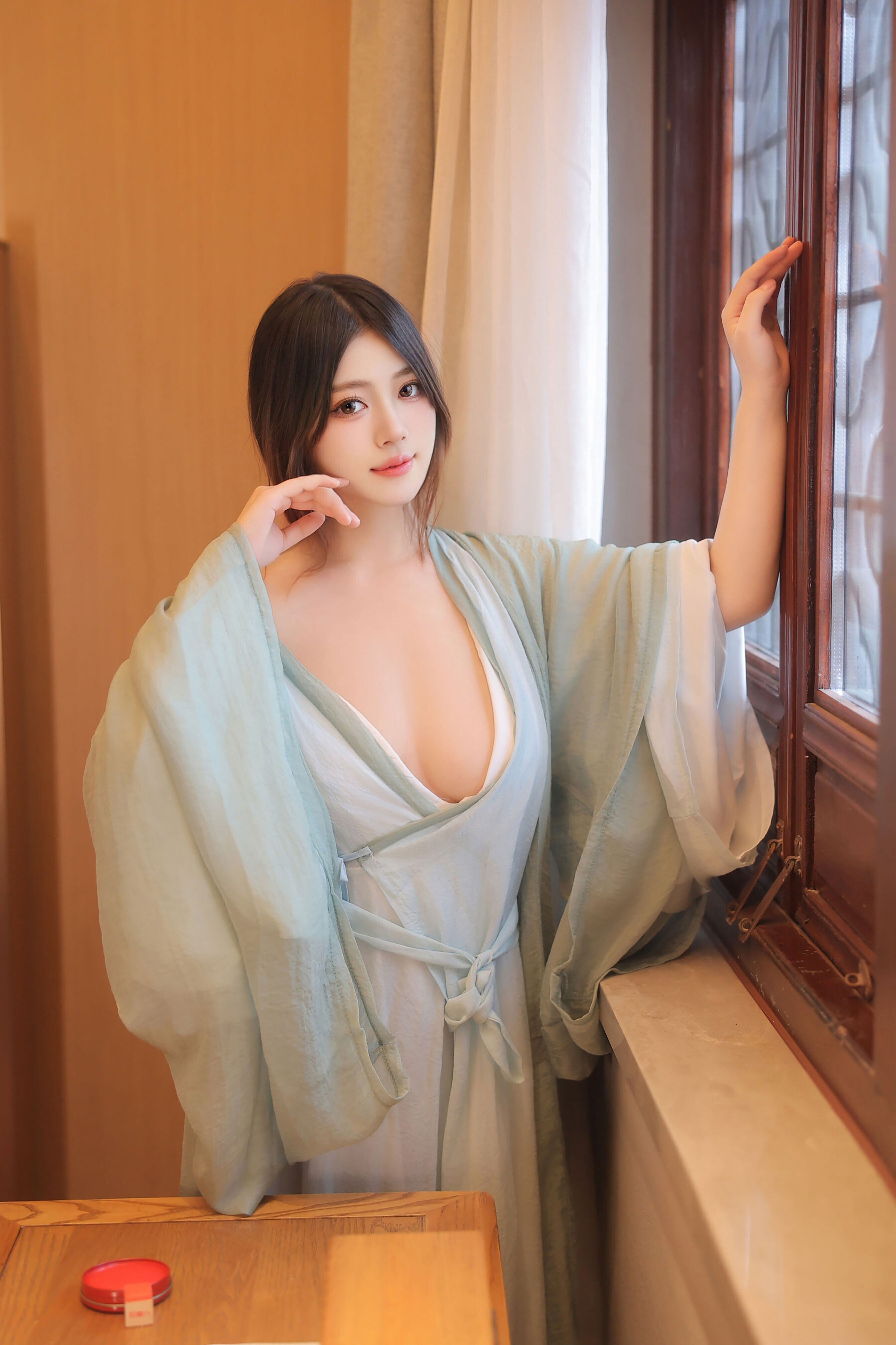 蛋蛋宝 - 古风汉服，薄如蝉翼的衫和挺拔露出的胸