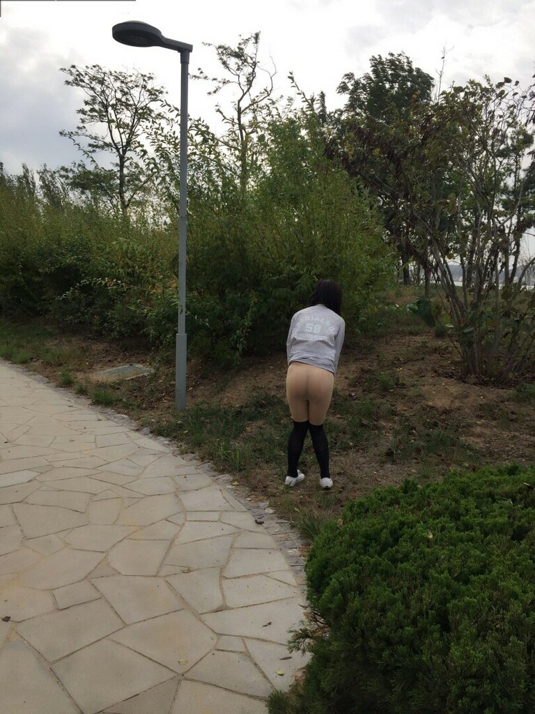 路邊可愛的小女孩露出