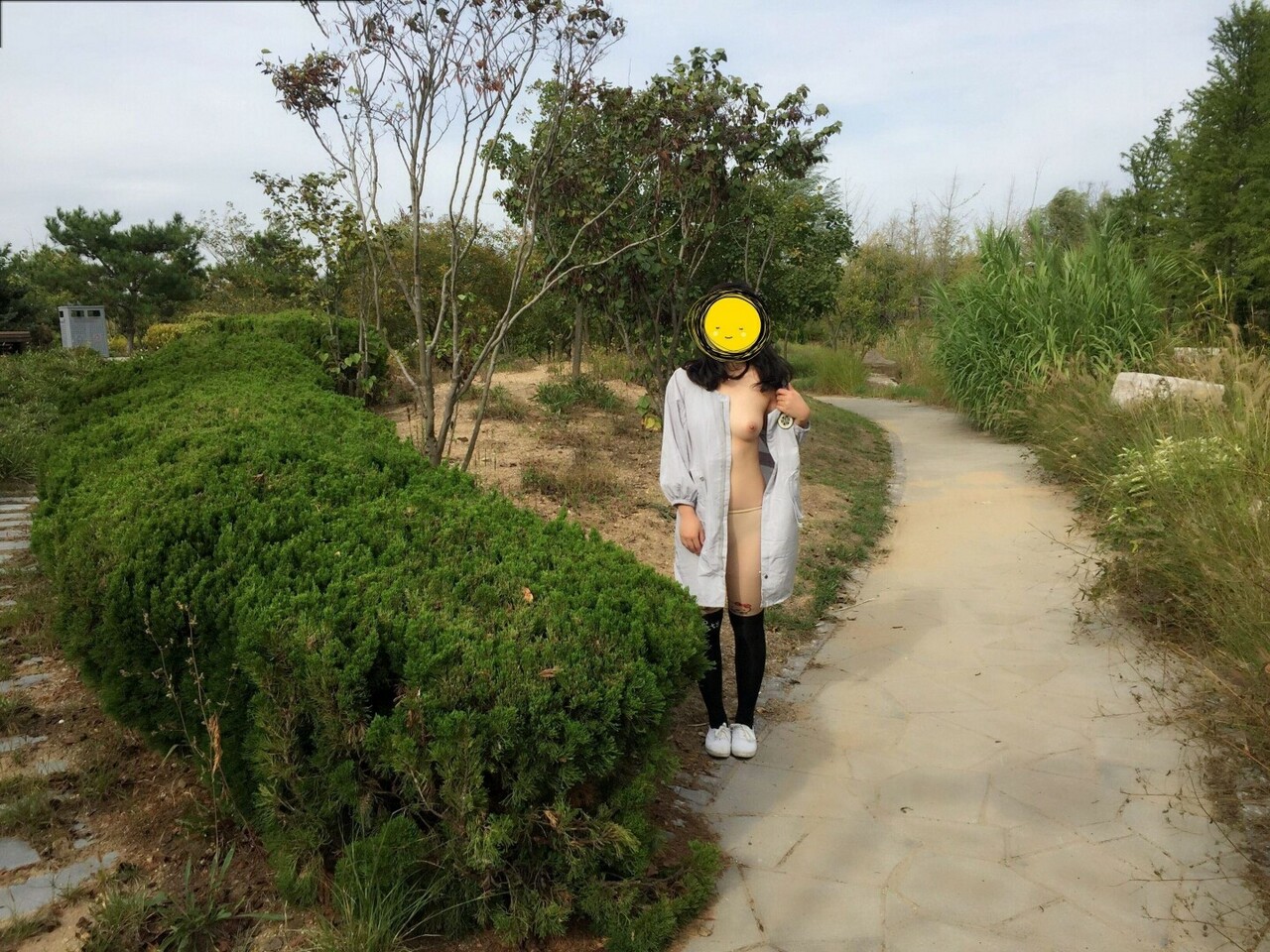 路邊可愛的小女孩露出