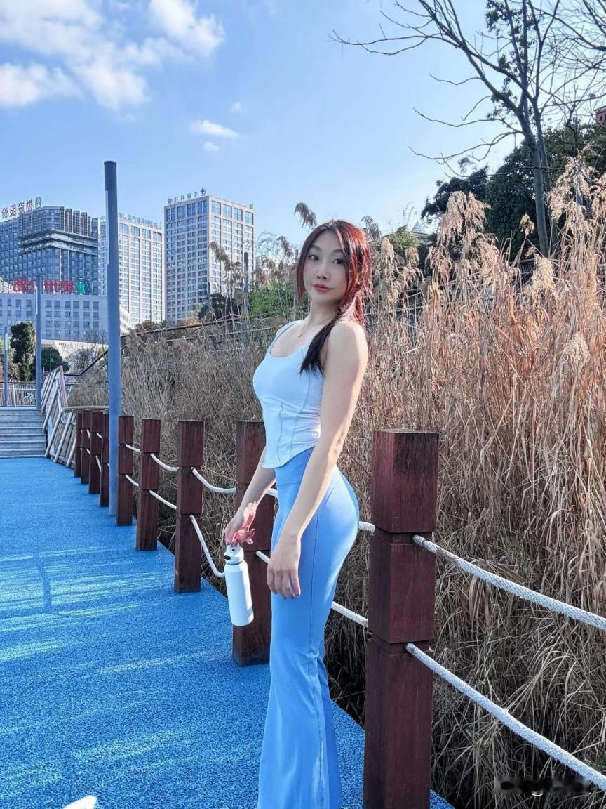 瑜伽裤女孩