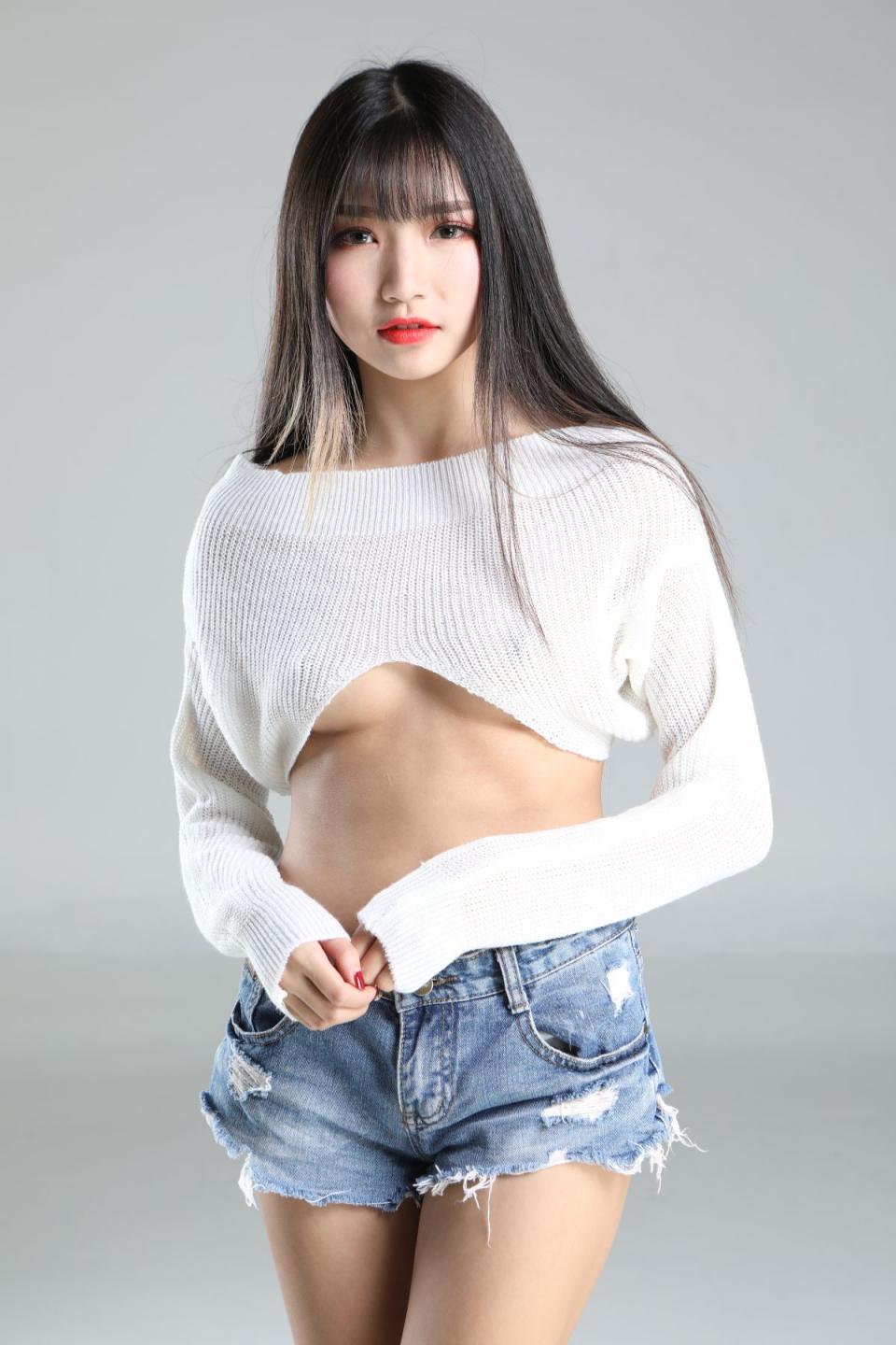 小姐姐也太白嫩了