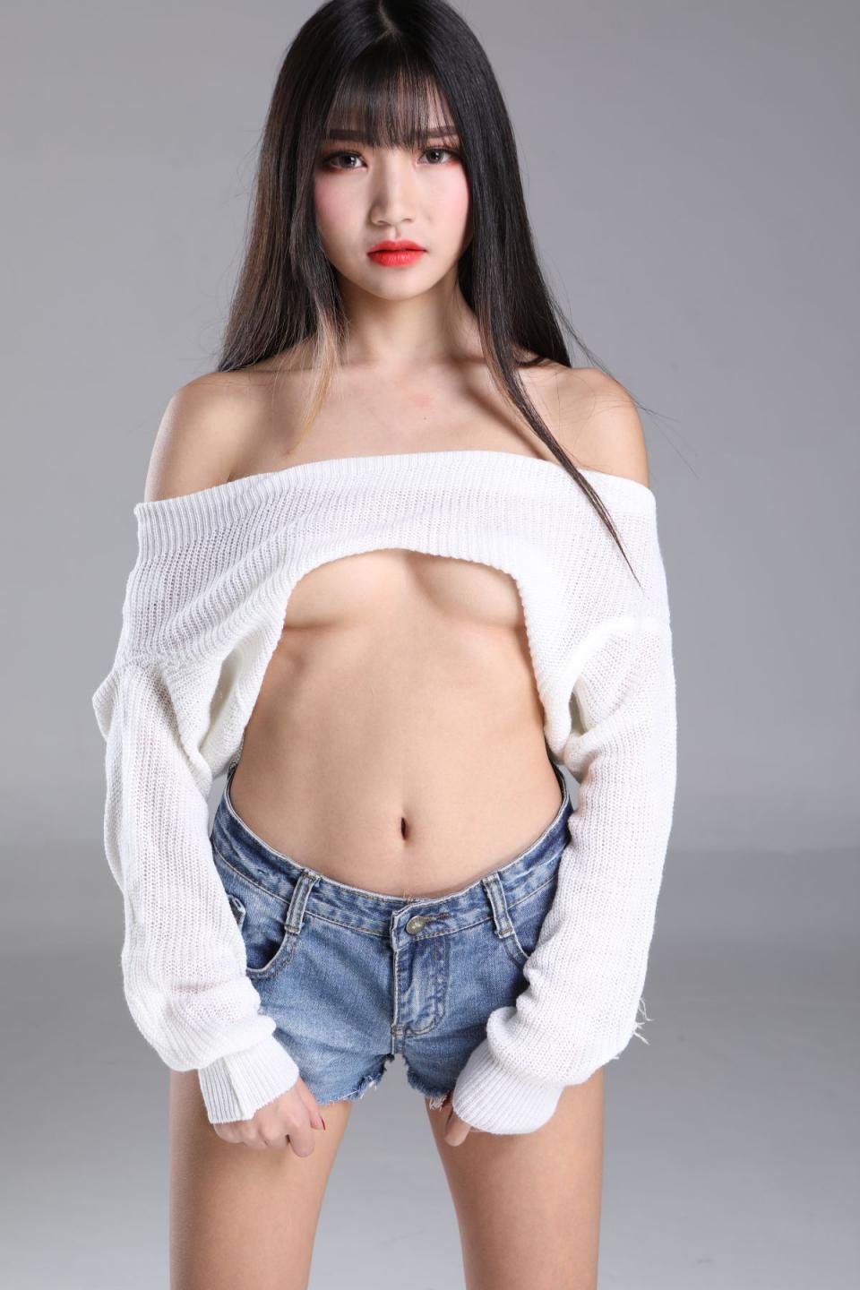 小姐姐也太白嫩了