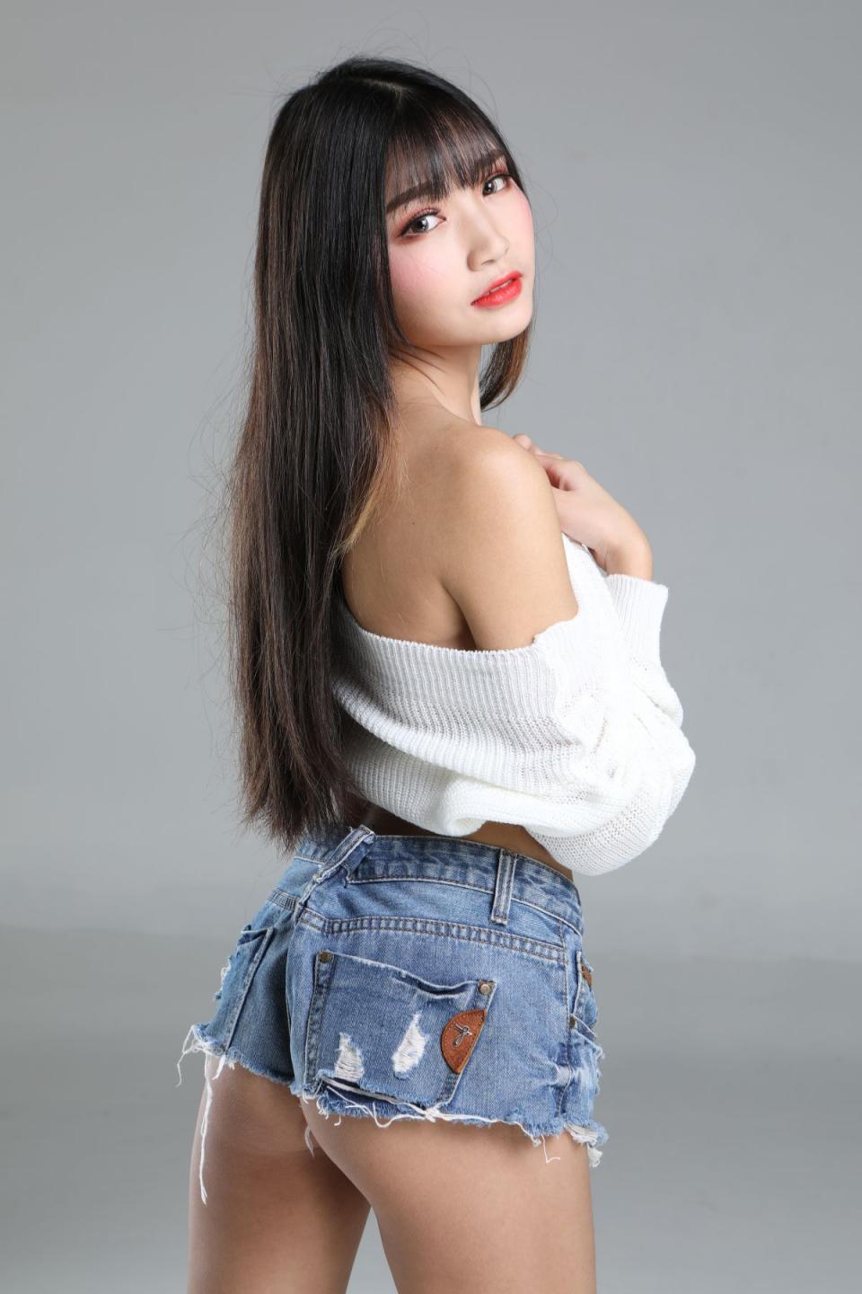 小姐姐也太白嫩了