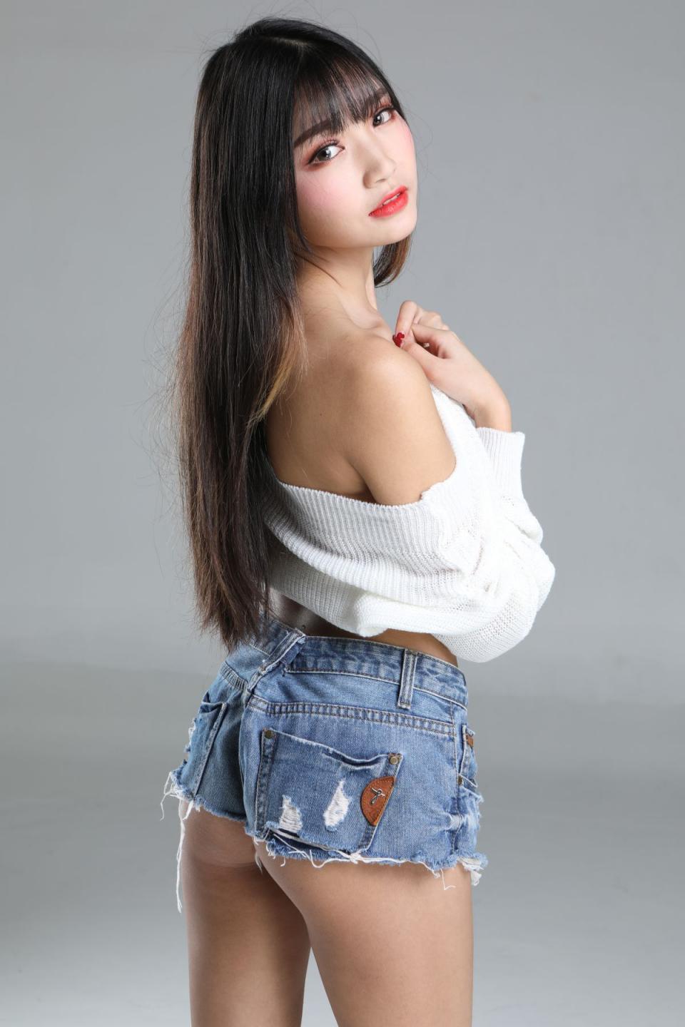小姐姐也太白嫩了