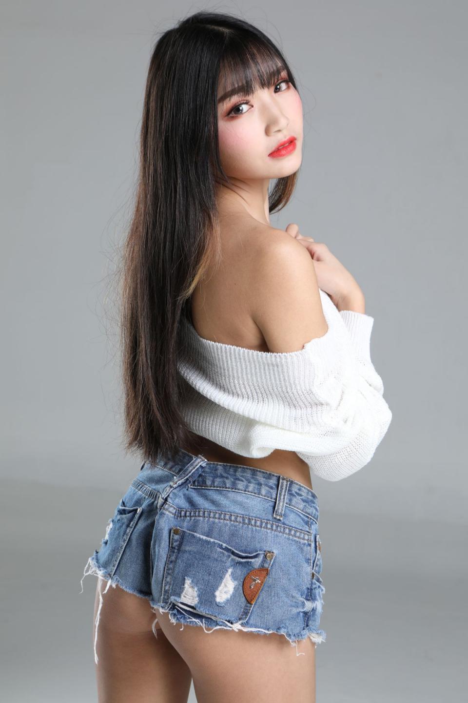 小姐姐也太白嫩了