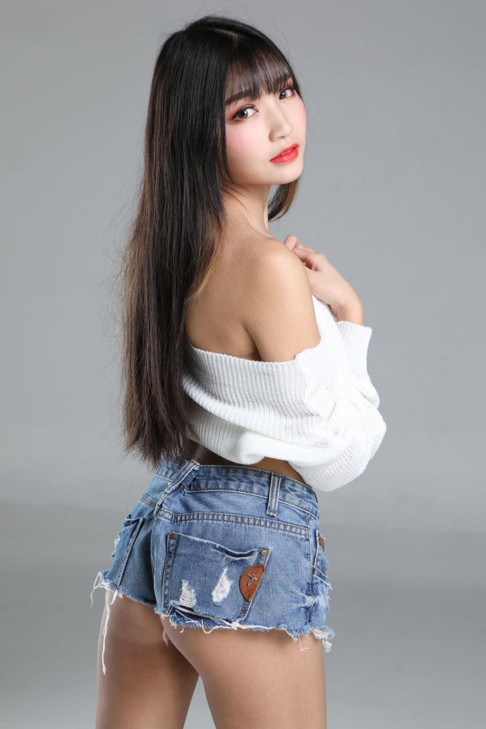 小姐姐也太白嫩了