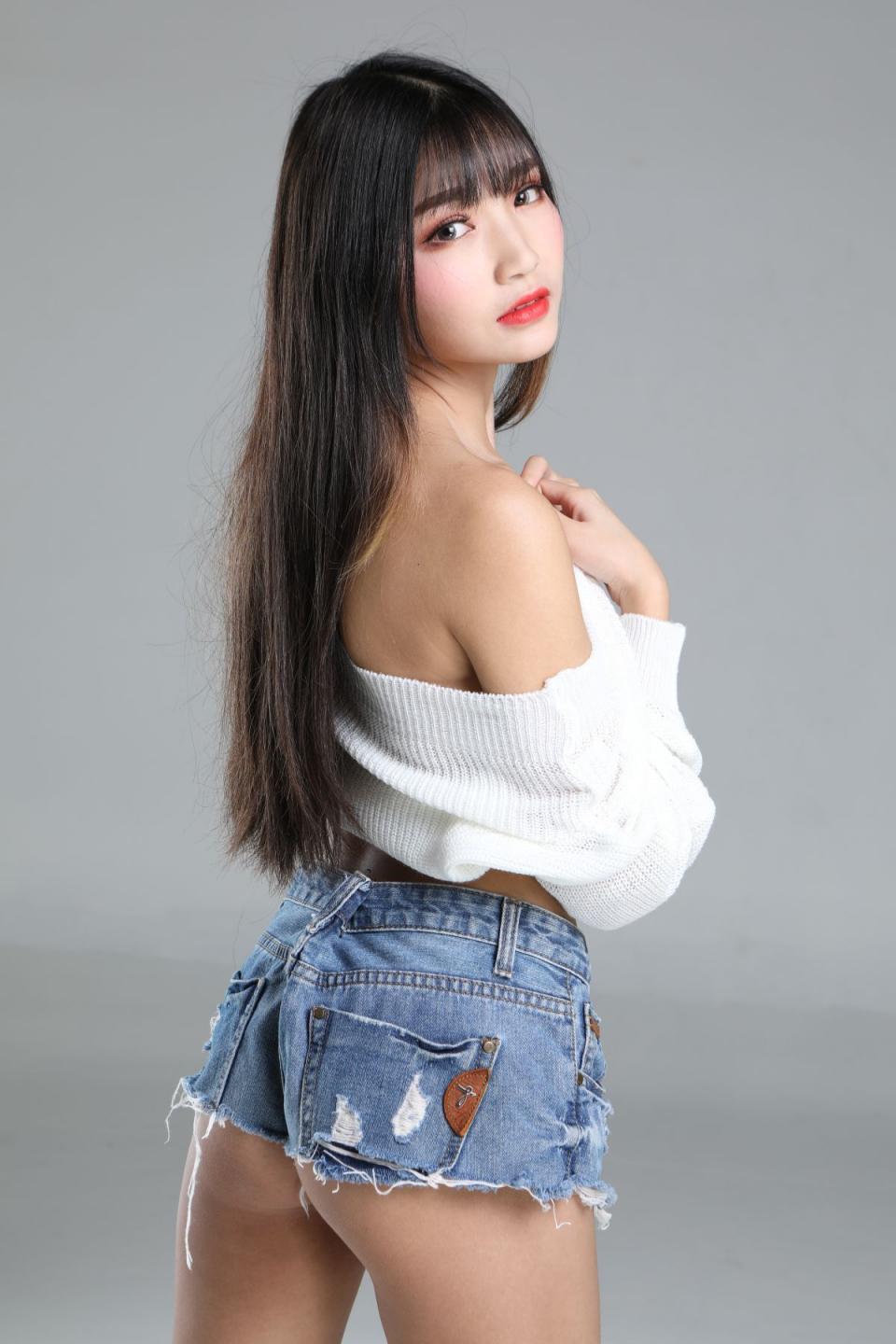 小姐姐也太白嫩了