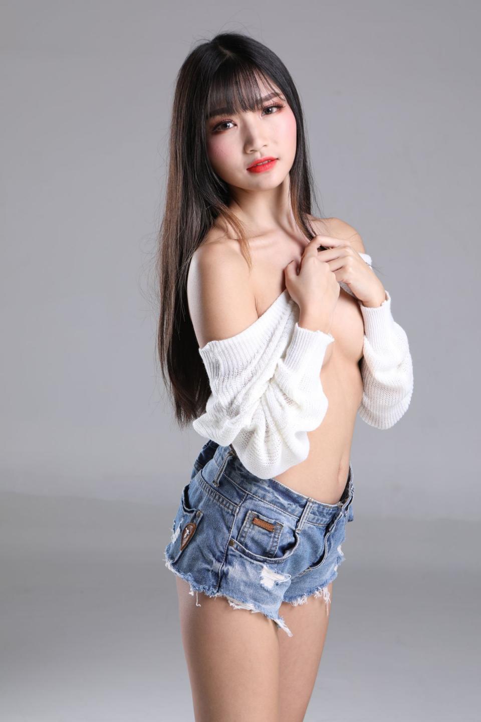 小姐姐也太白嫩了