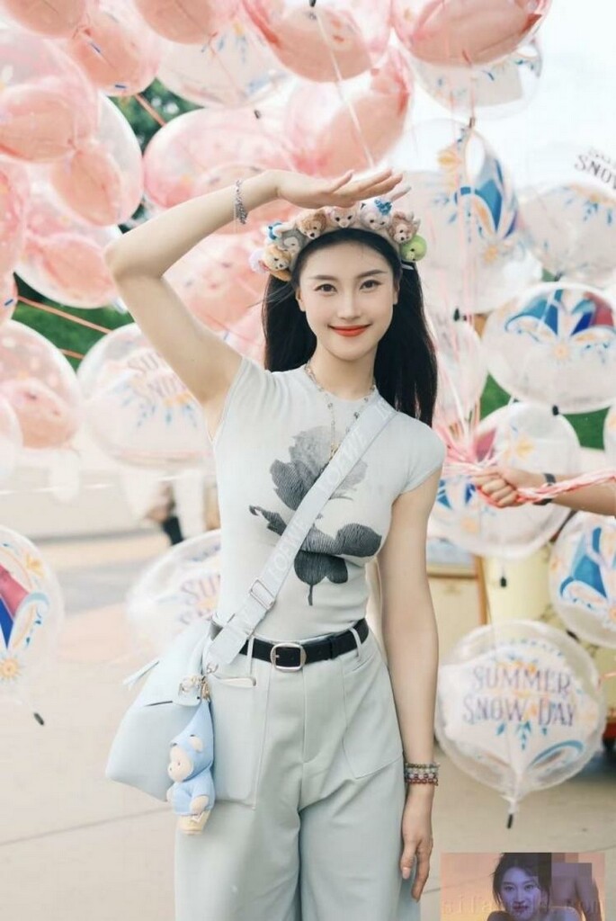 高颜值美女被假星探骗炮还自拍