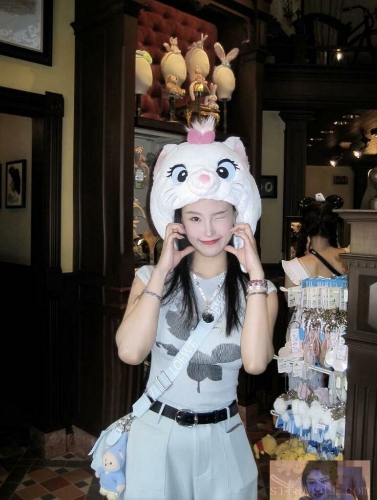 高颜值美女被假星探骗炮还自拍