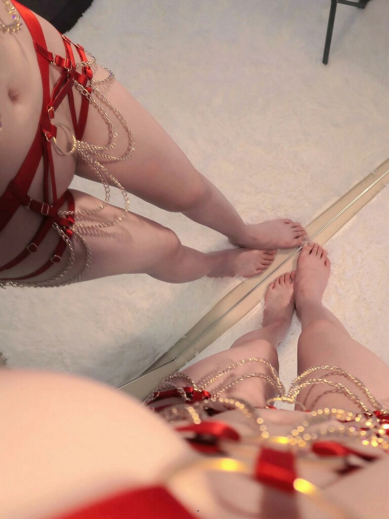 红色情趣吊带把人撩到欲火焚身