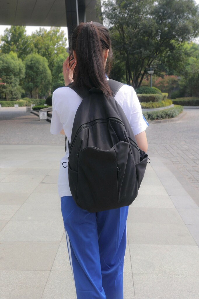 嫩得能掐出水的两个妹子