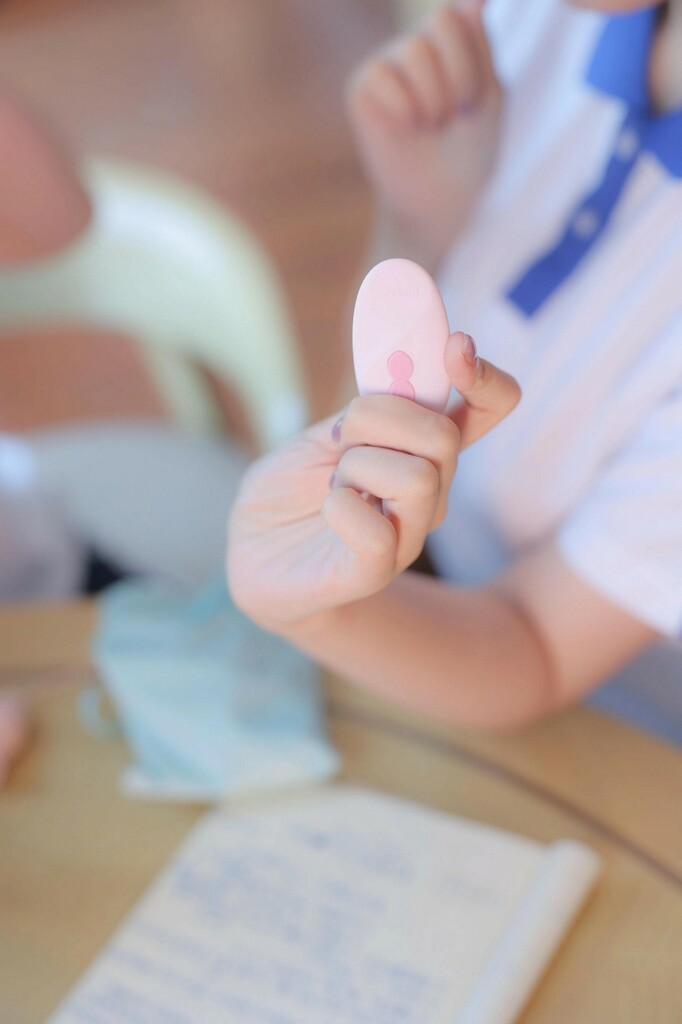 嫩得能掐出水的两个妹子