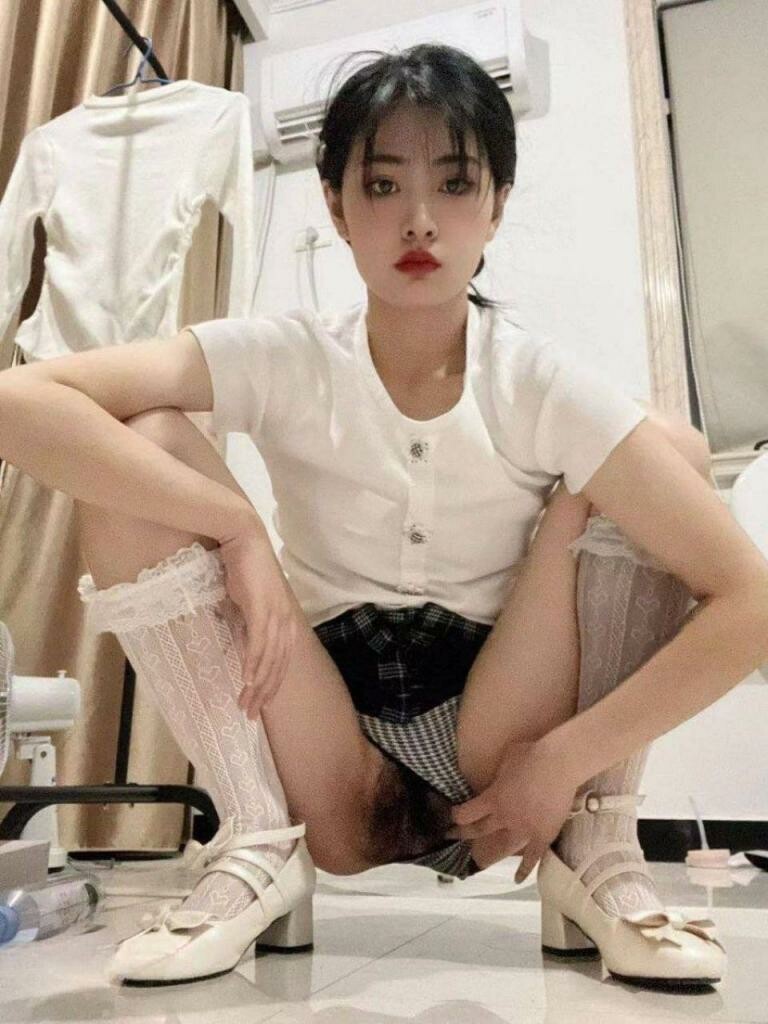 清纯脸蛋下藏着是经历了风雨的逼