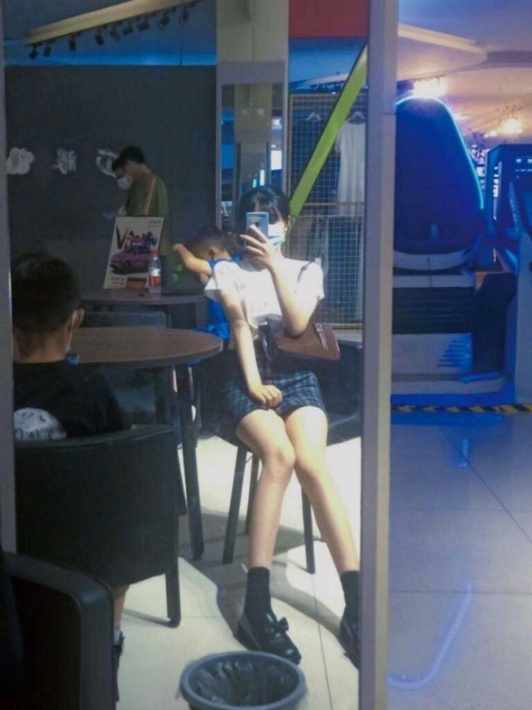 清纯脸蛋下藏着是经历了风雨的逼