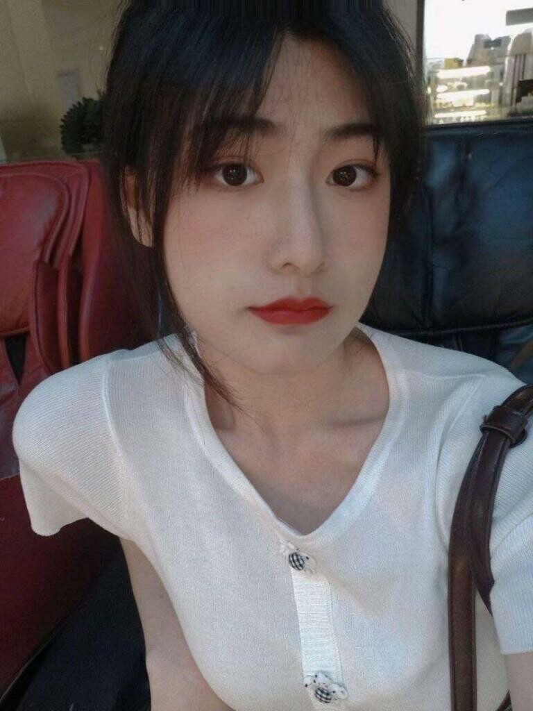 清纯脸蛋下藏着是经历了风雨的逼