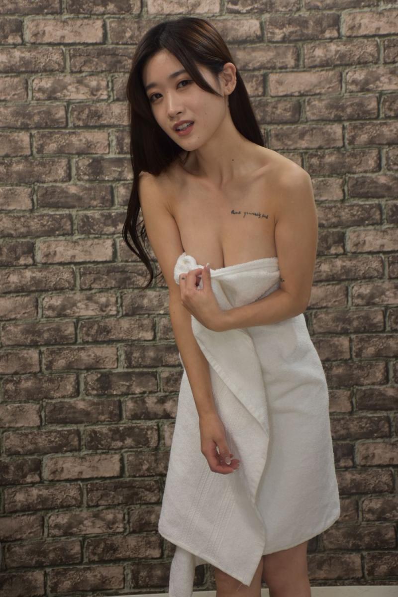 肉体确实足够白嫩诱人