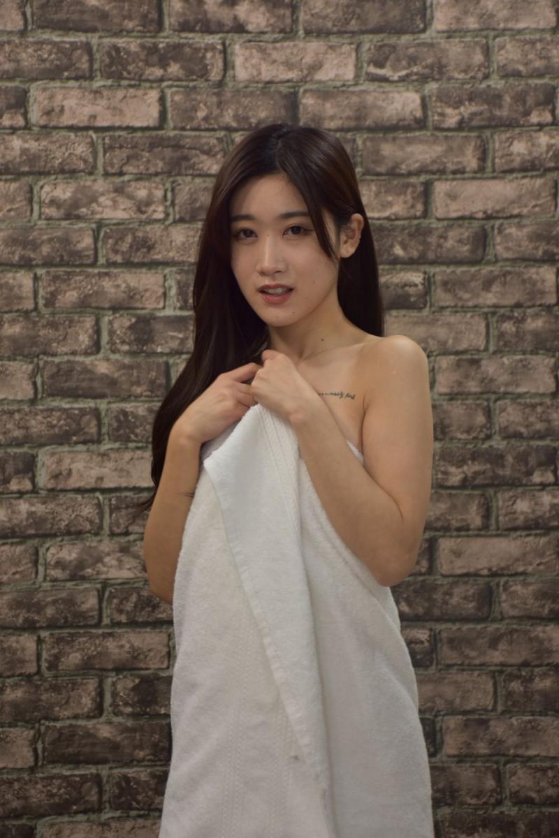 肉体确实足够白嫩诱人