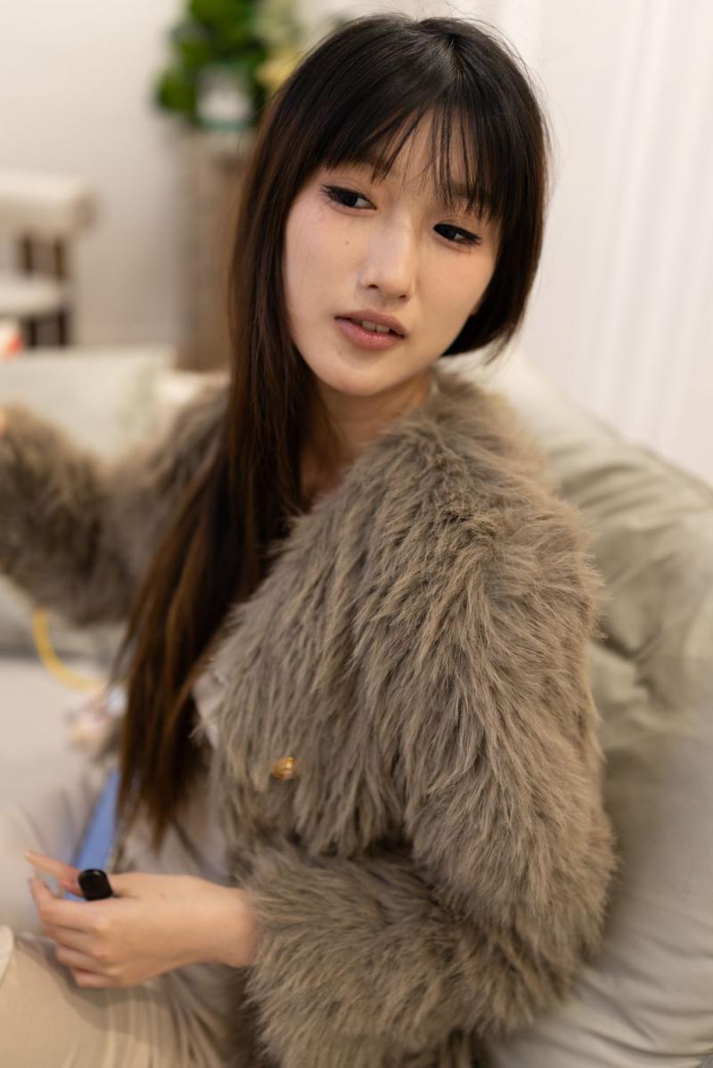顶级小姐姐脱掉衣服穿上紫丝
