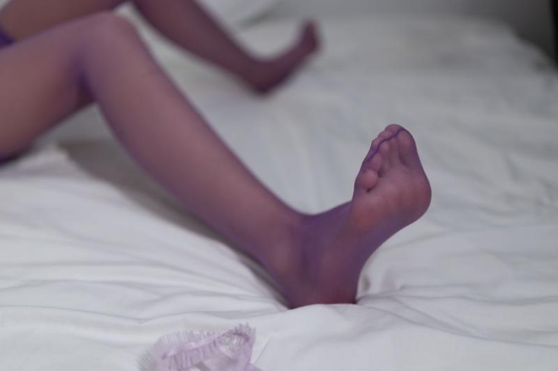 顶级小姐姐脱掉衣服穿上紫丝