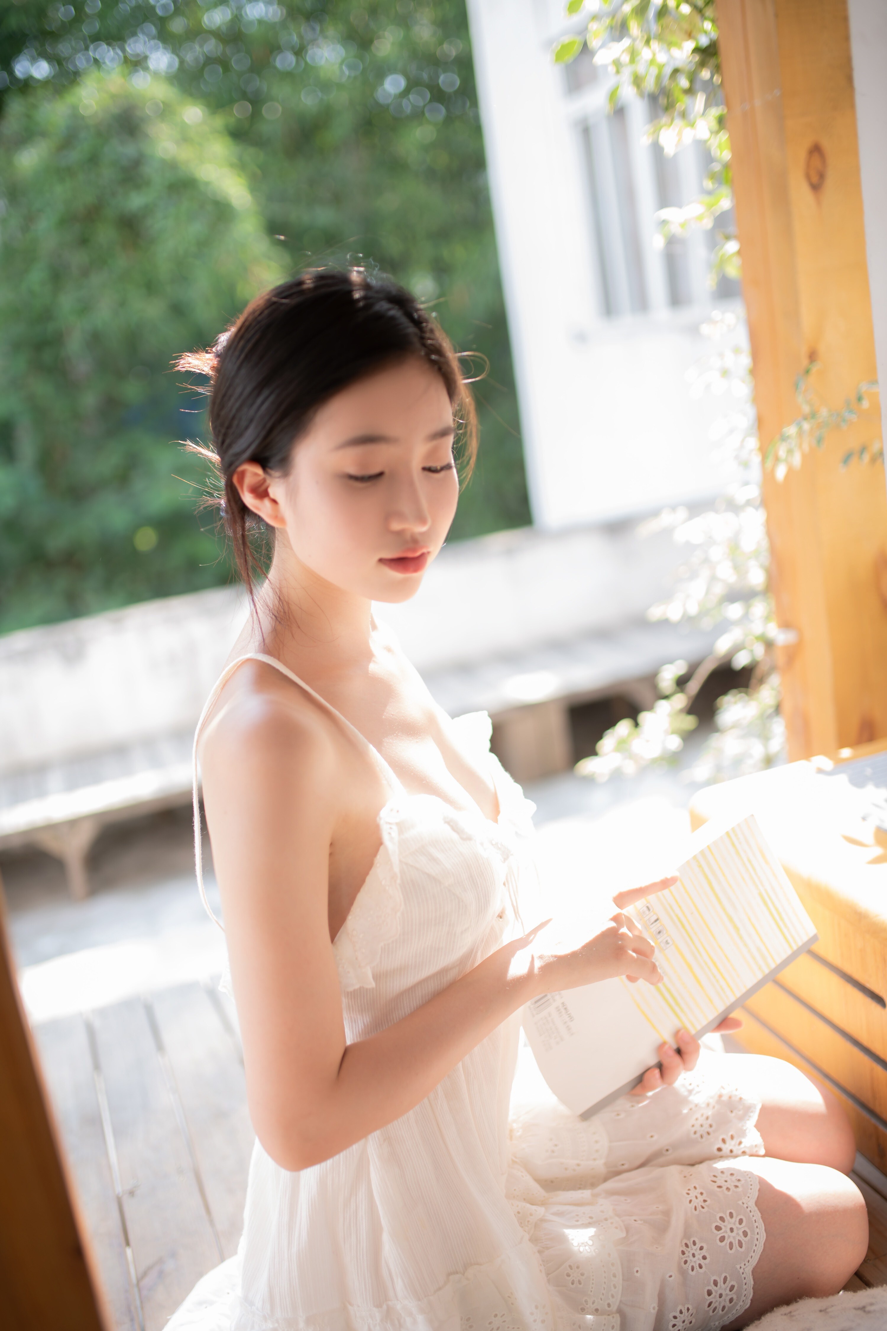 夏日物语，清凉褶边白色吊带