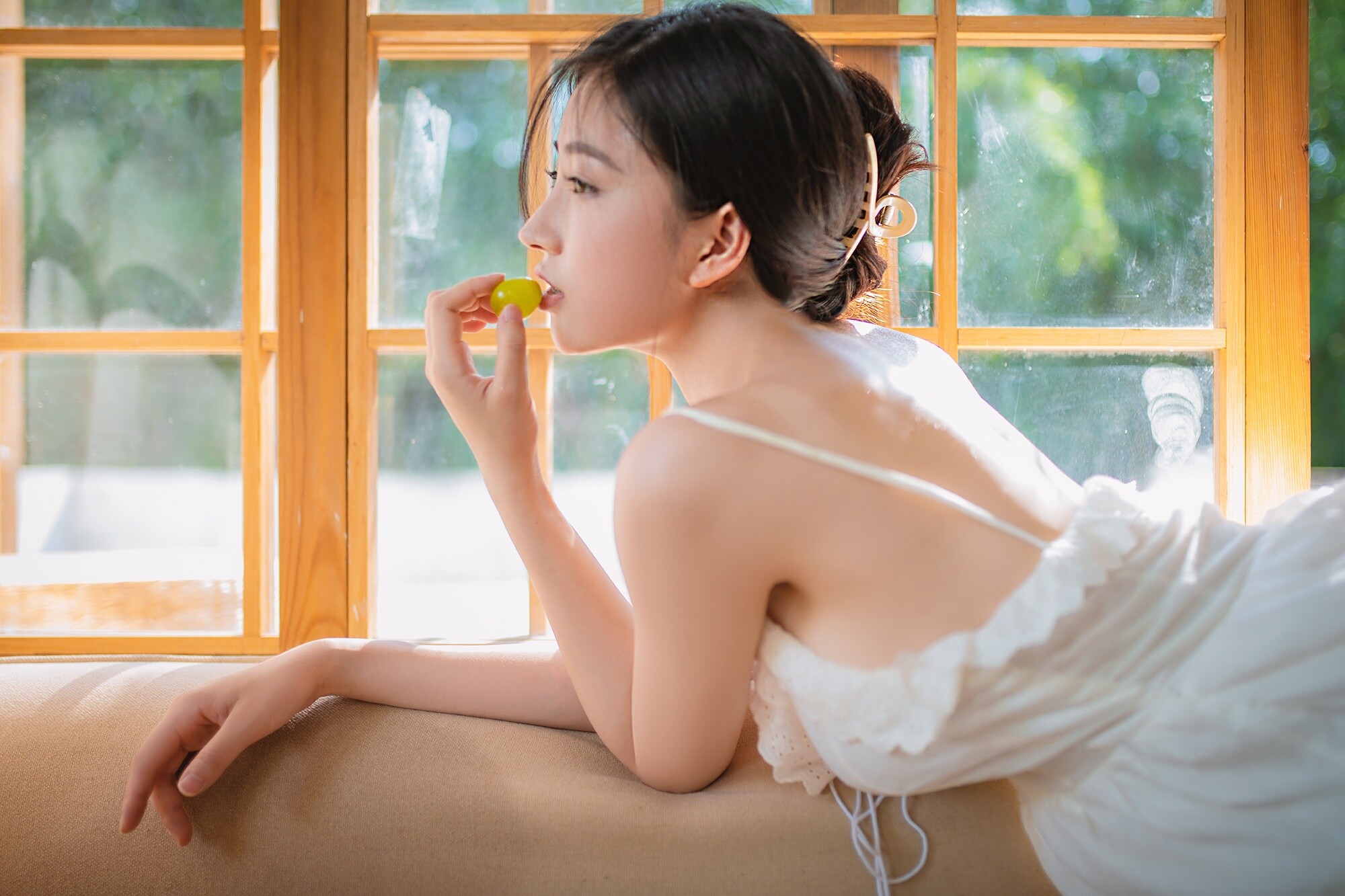 夏日物语，清凉褶边白色吊带