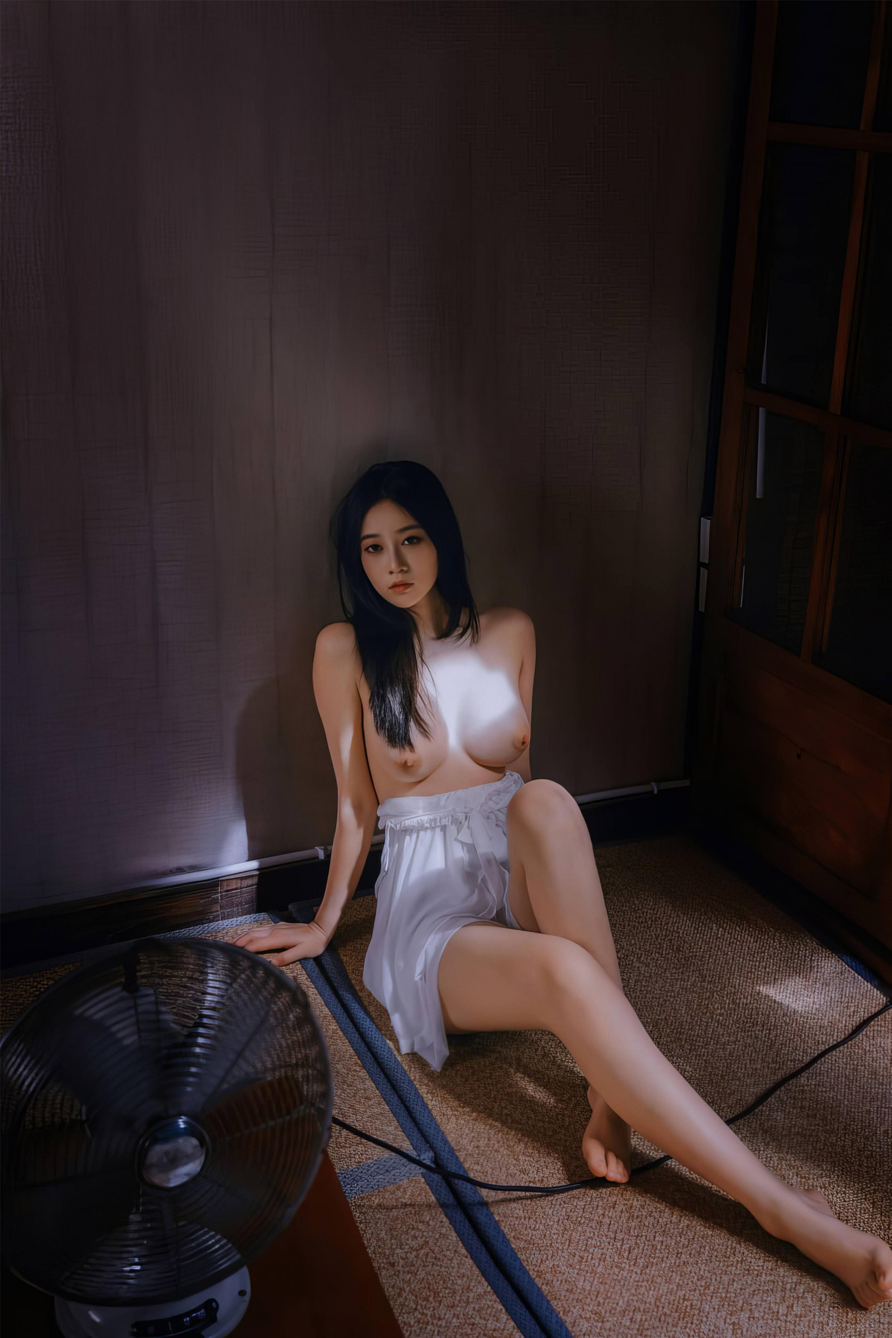 林间小屋，白裙兜不住的美胸