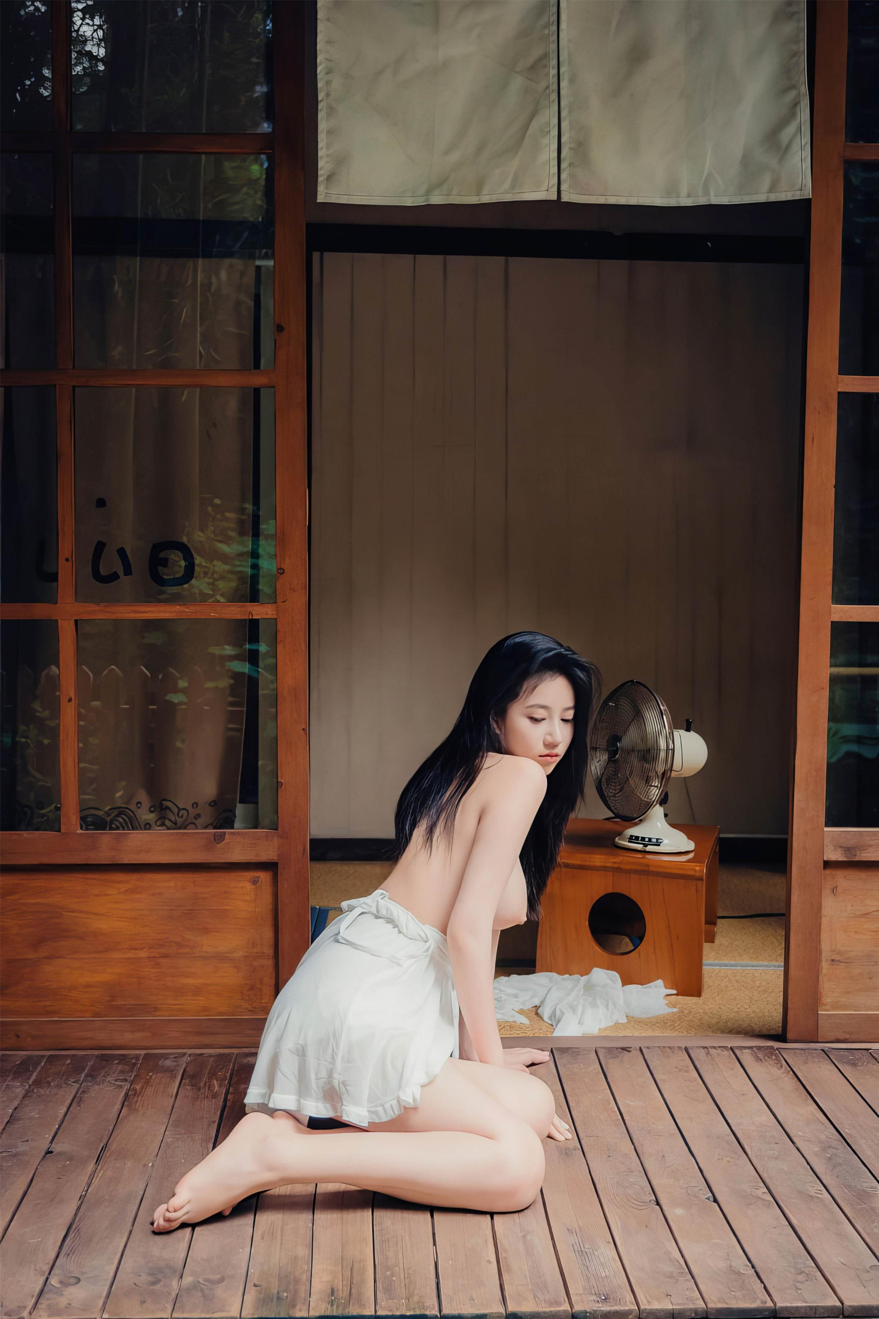 林间小屋，白裙兜不住的美胸