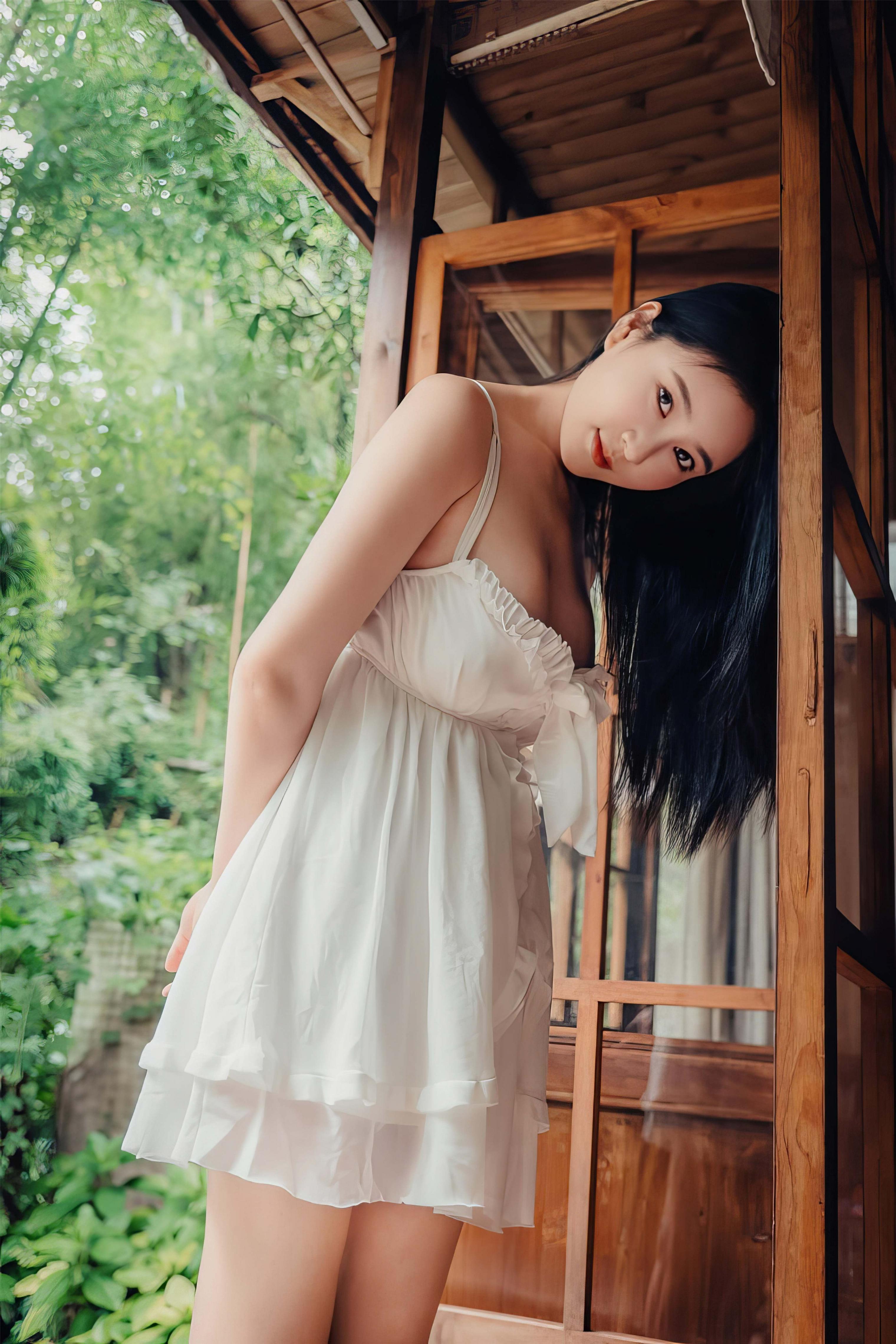 林间小屋，白裙兜不住的美胸