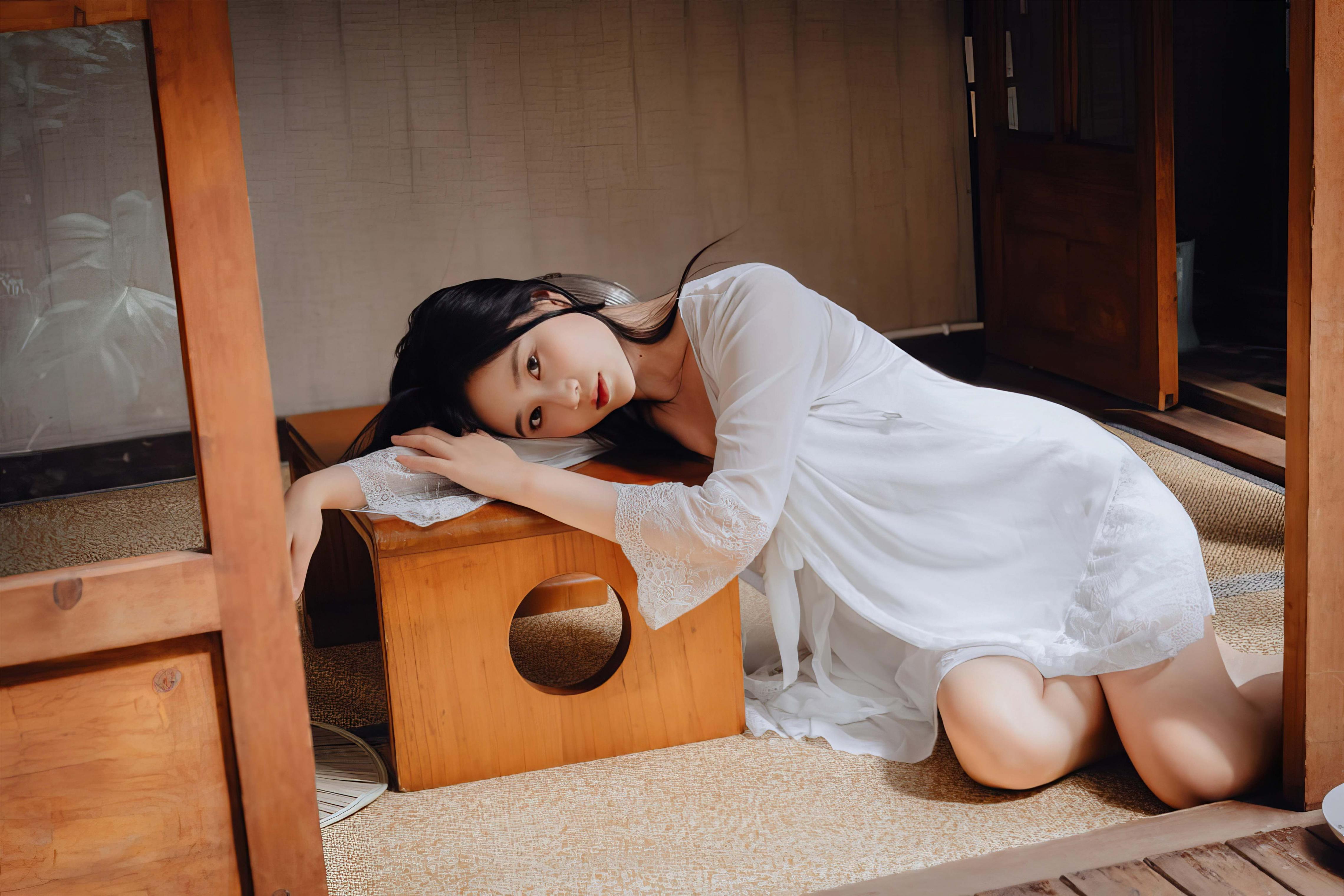 林间小屋，白裙兜不住的美胸