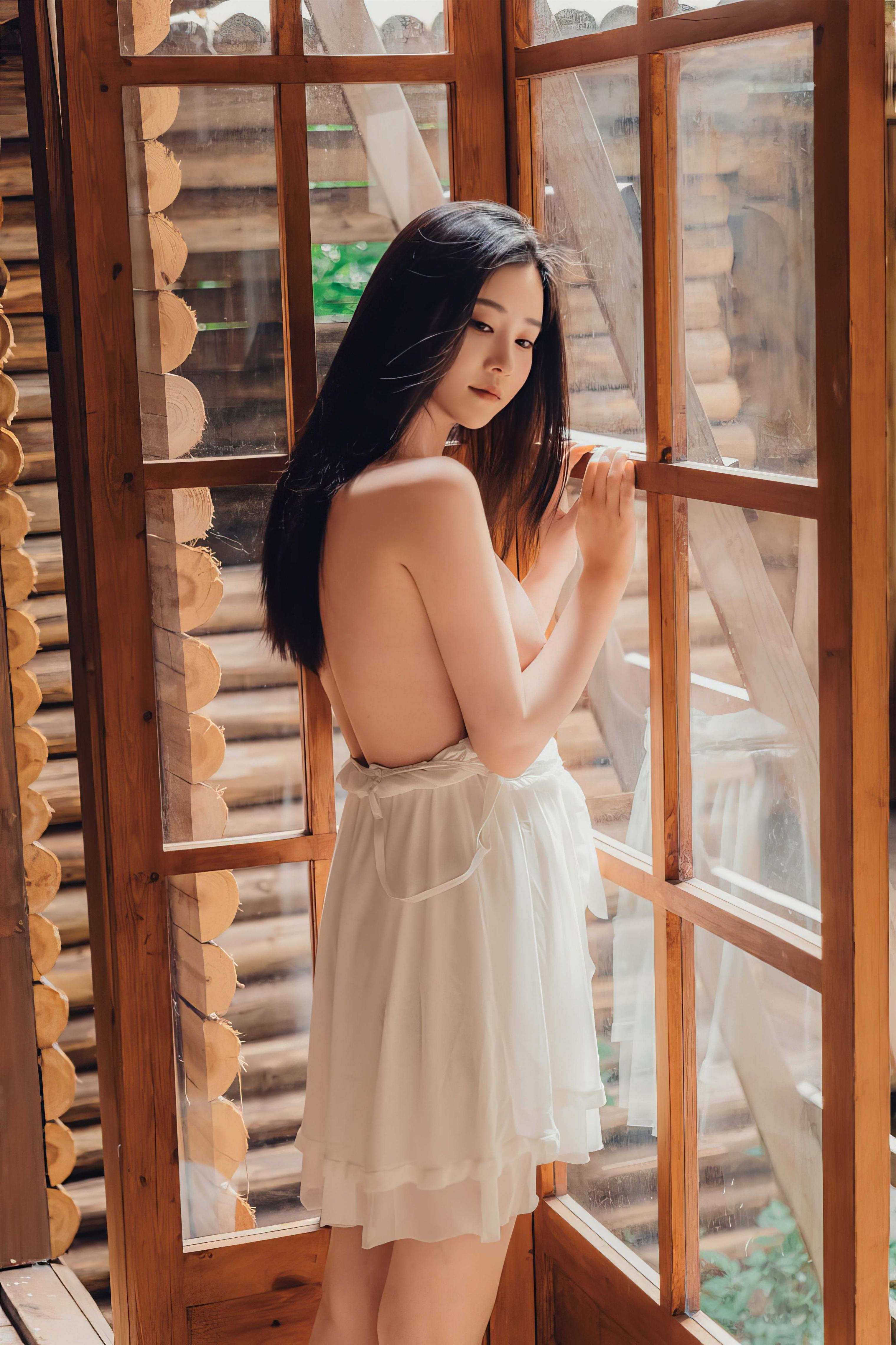 林间小屋，白裙兜不住的美胸