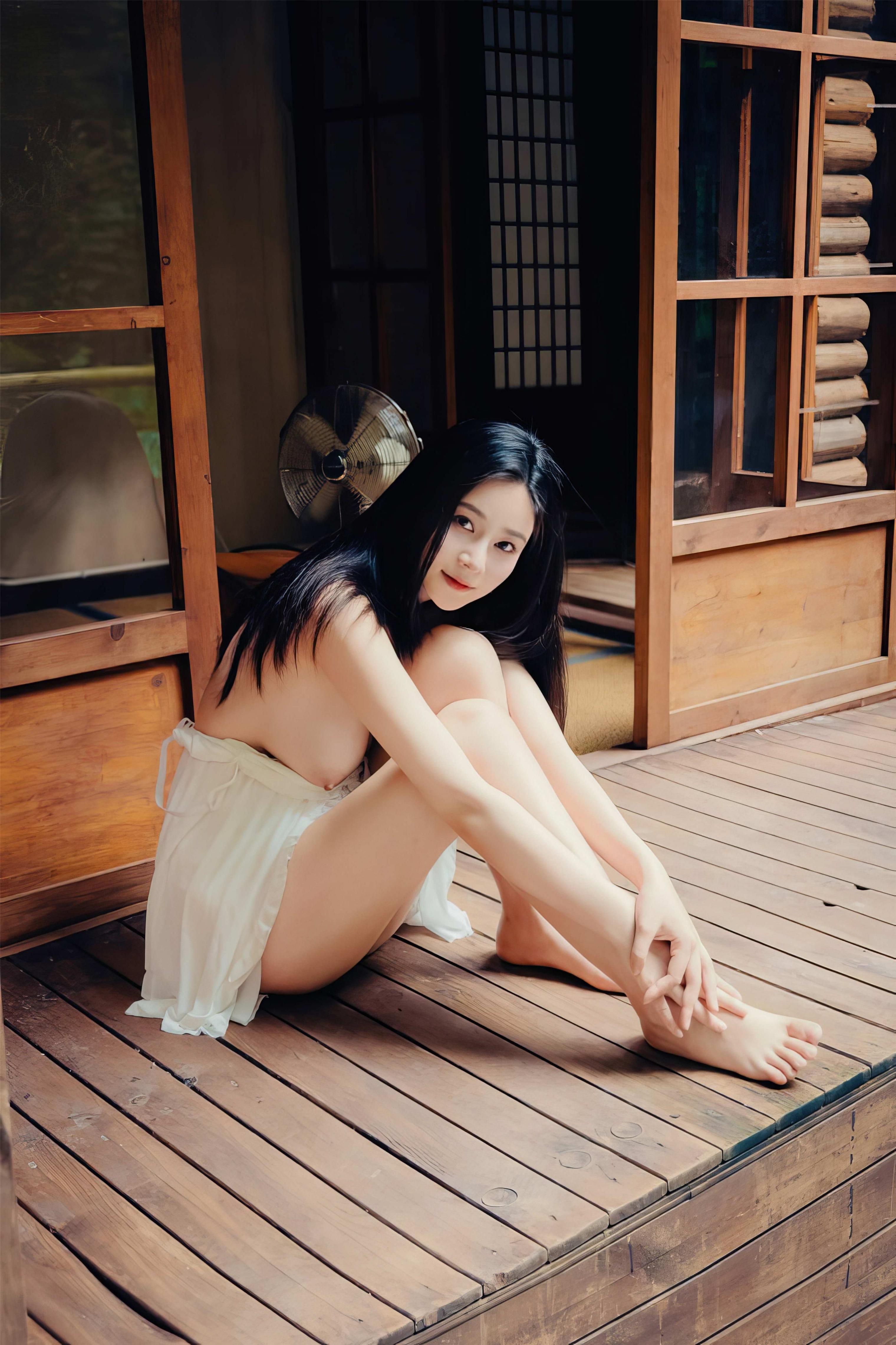 林间小屋，白裙兜不住的美胸