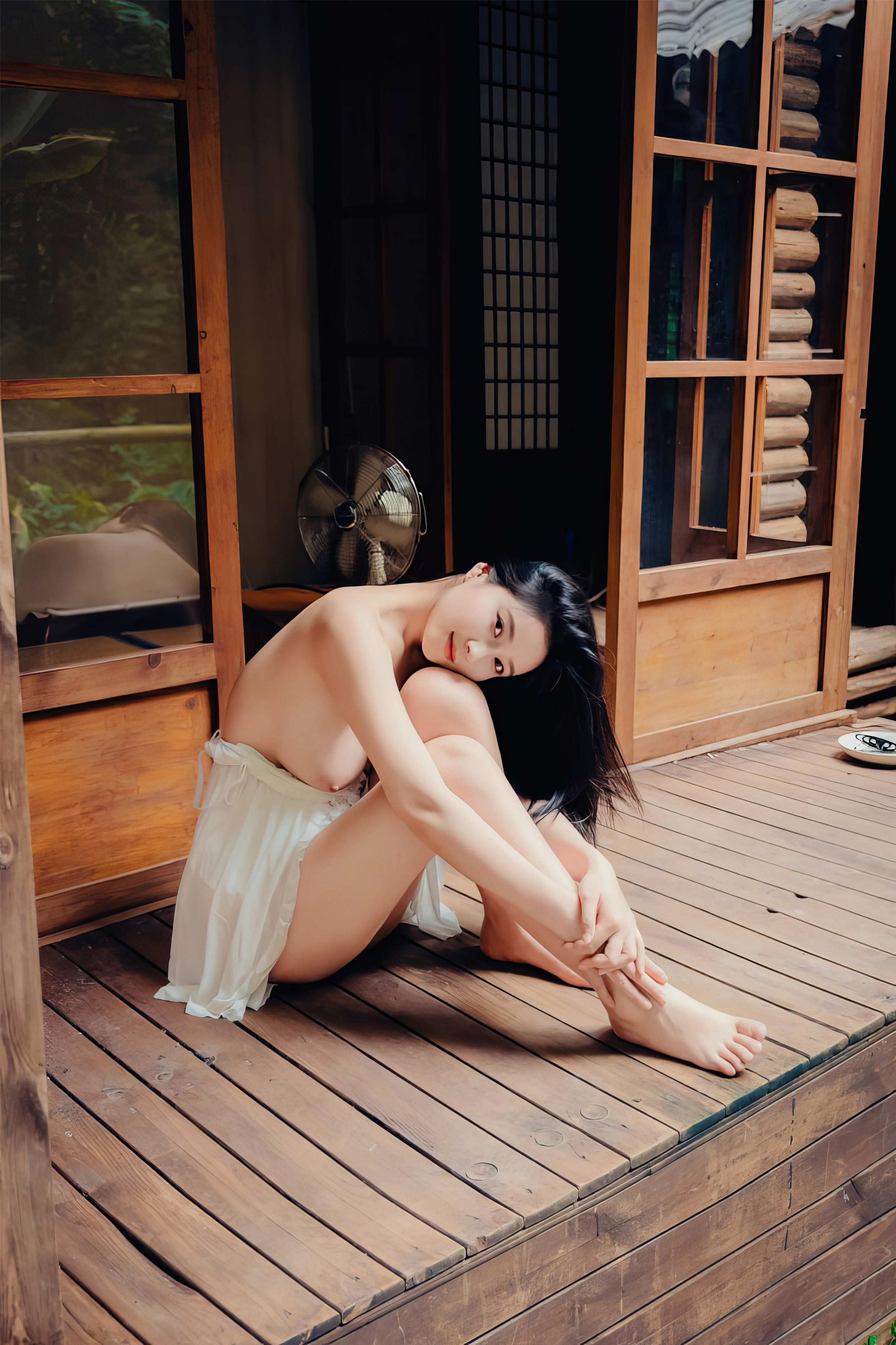 林间小屋，白裙兜不住的美胸
