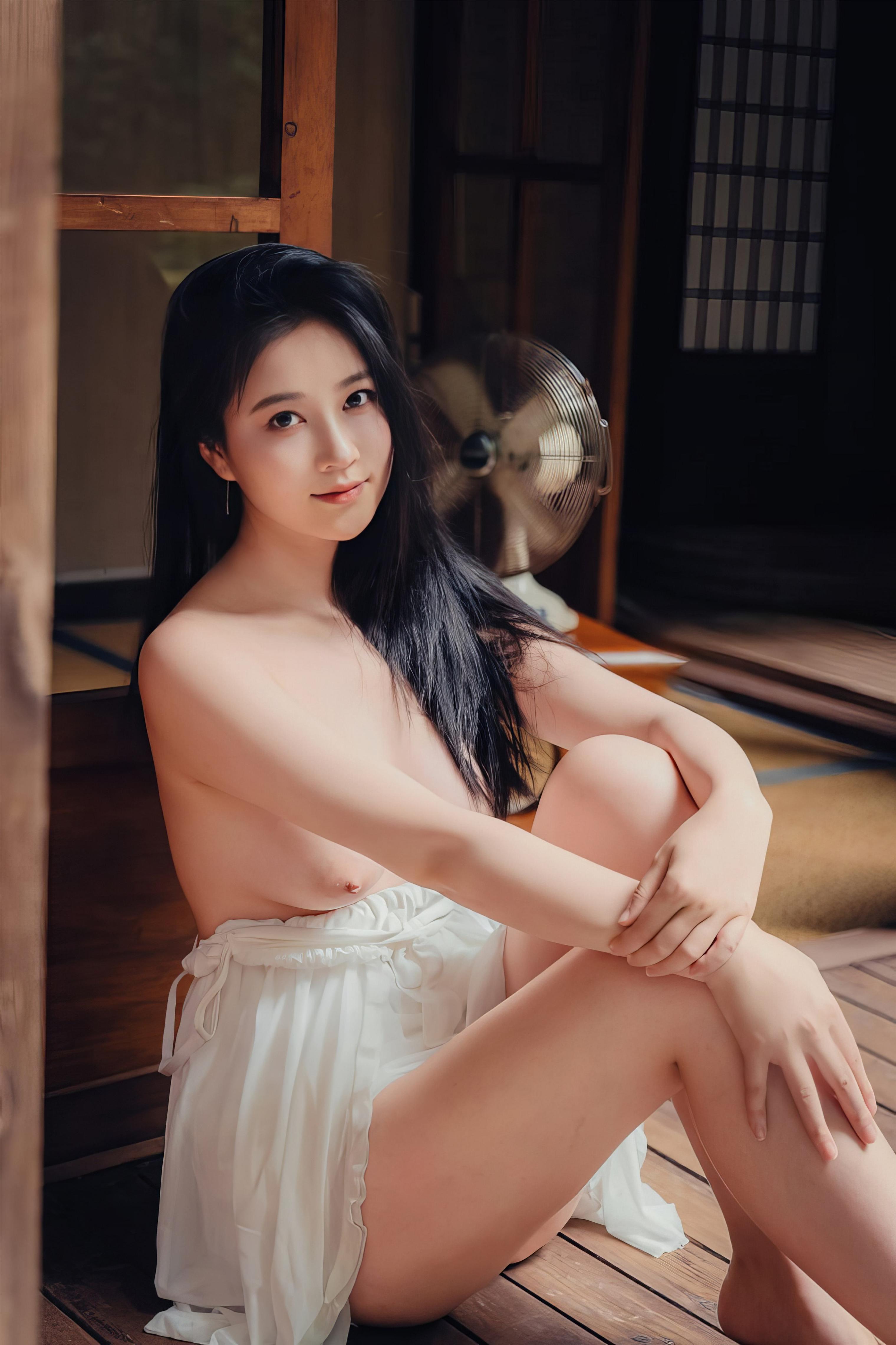 林间小屋，白裙兜不住的美胸