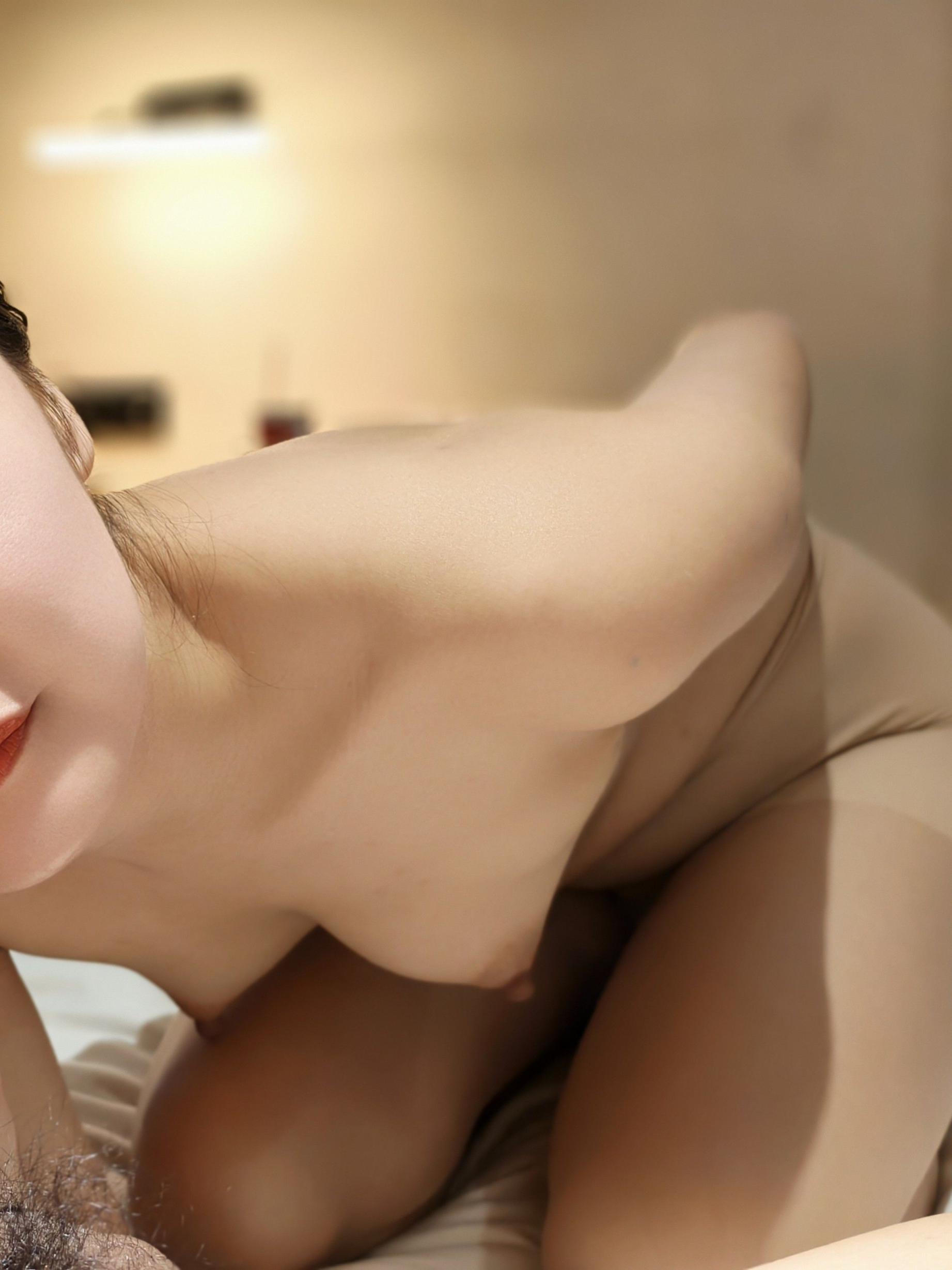 98年白嫩清纯少妇，口活儿棒极了，撕烂肉色丝袜后入她，这样看胸是不是大一点了