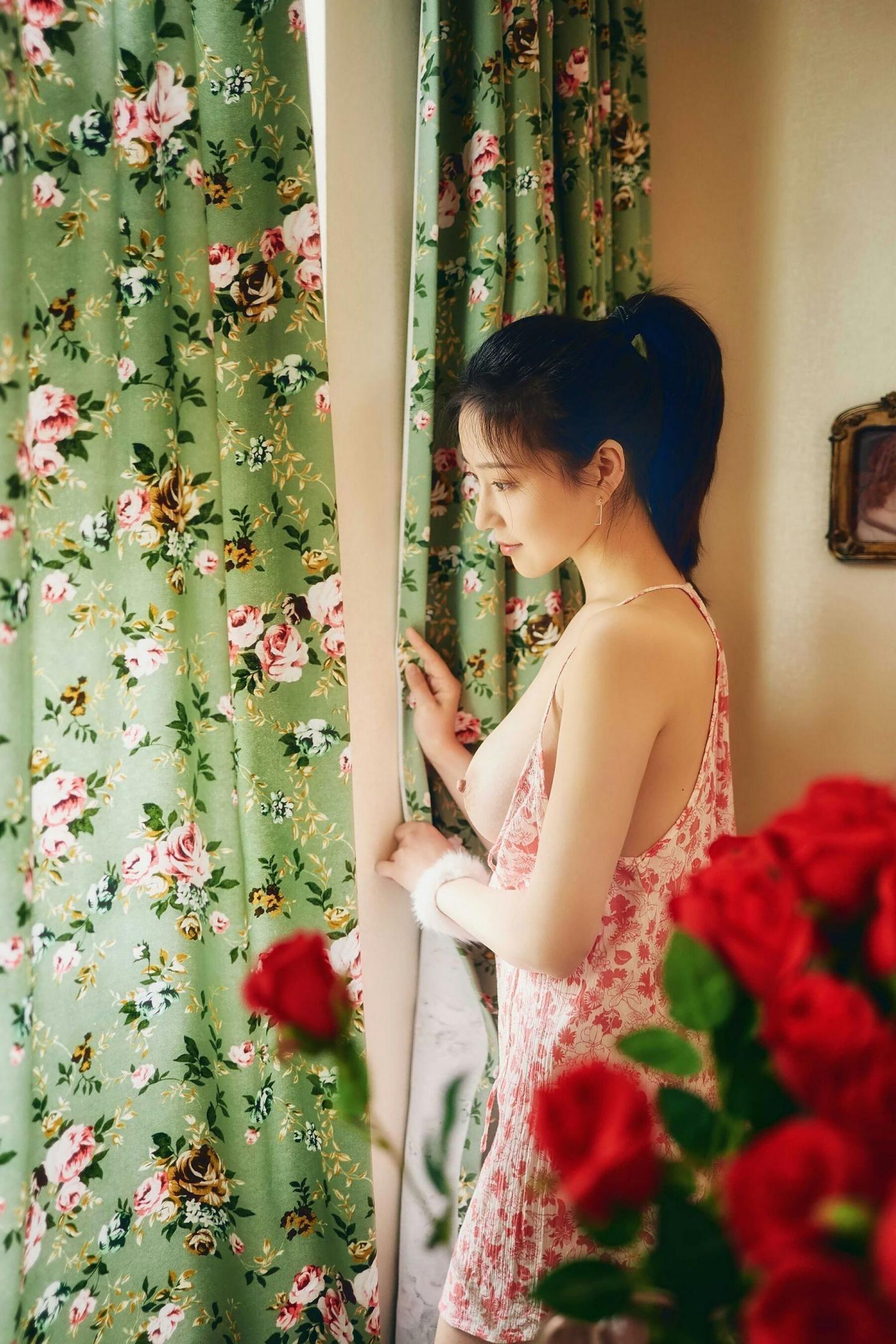 年年现代 - 暖暖，清新粉红碎花吊带