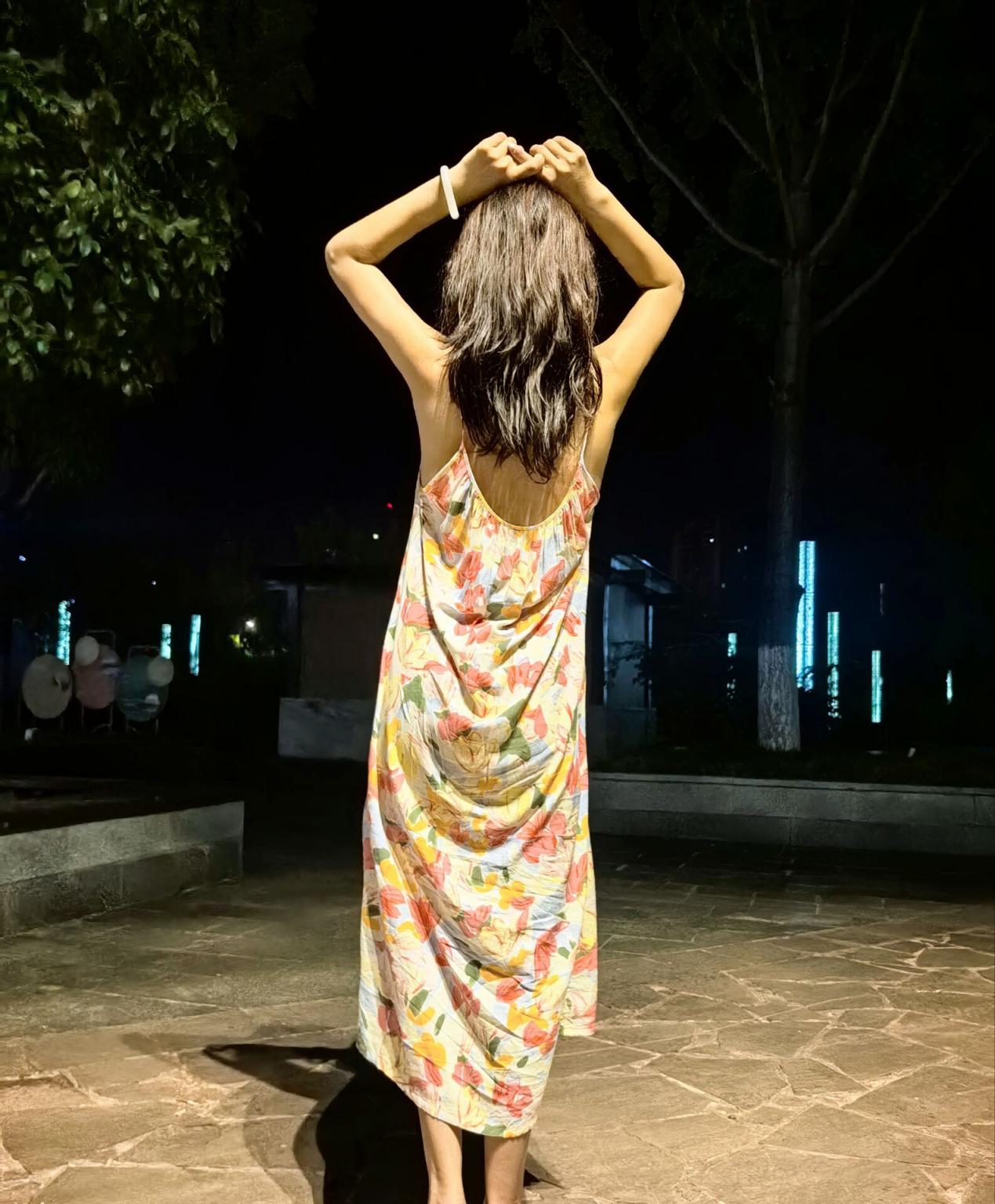 遇见qin骚妻穿吊连衣裙出去玩露出