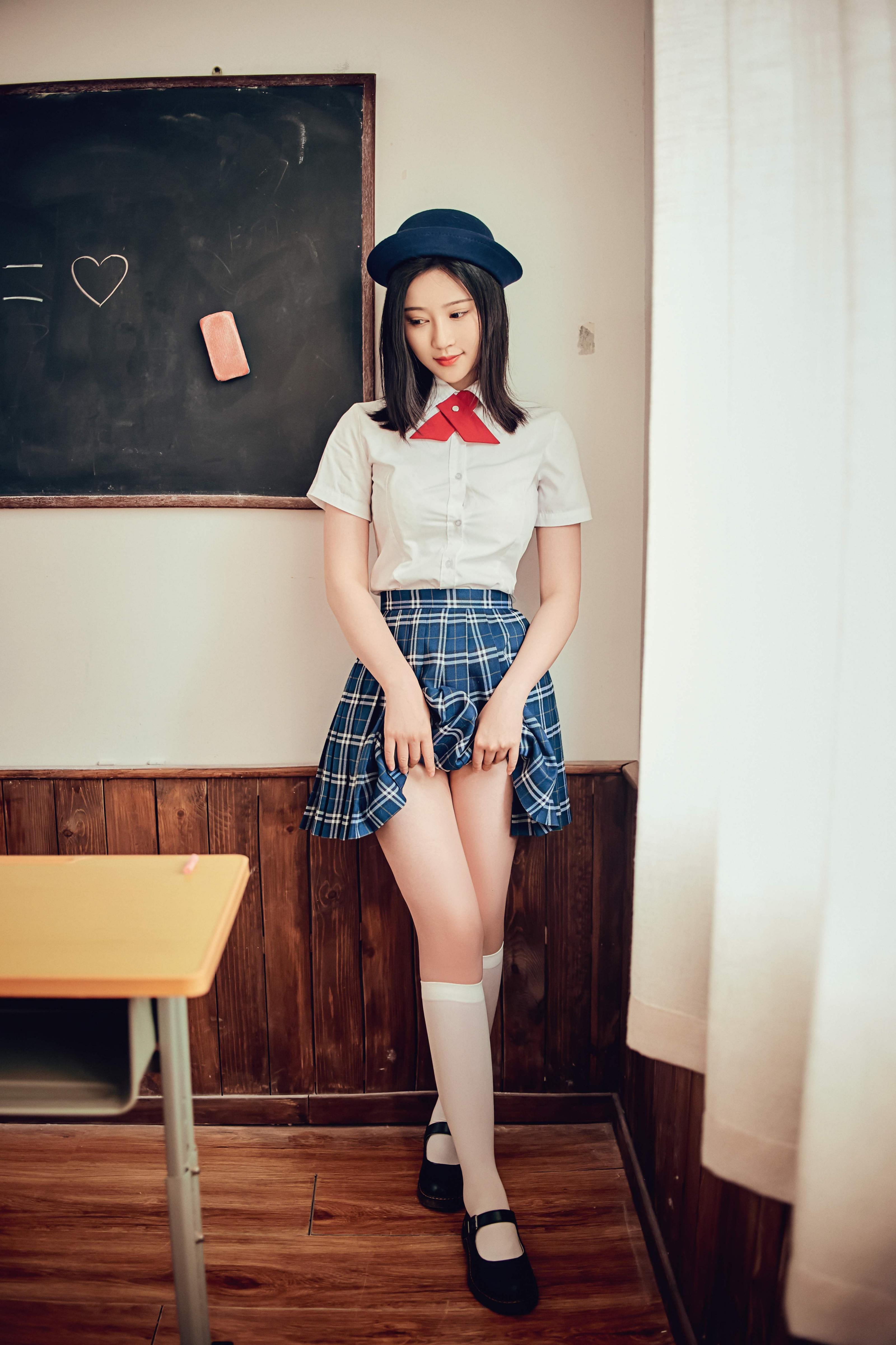 年年少女 - 月刊少女，竟然拿金融学教材