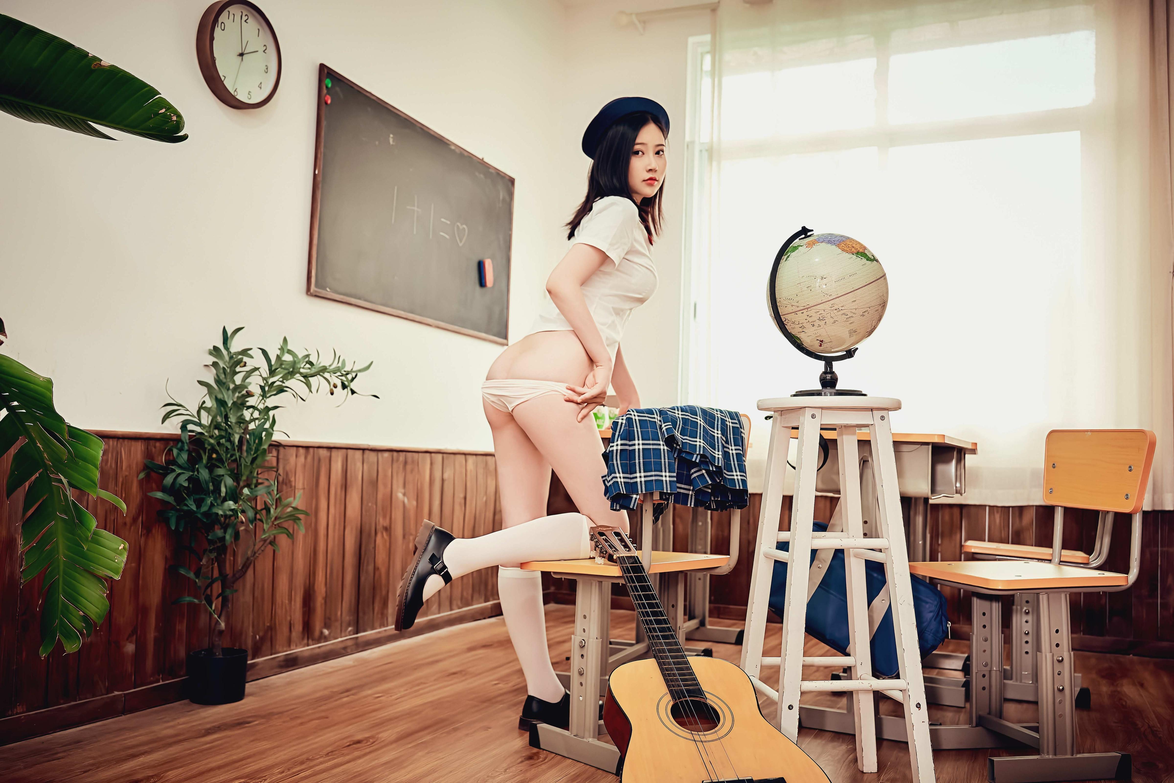 年年少女 - 月刊少女，竟然拿金融学教材