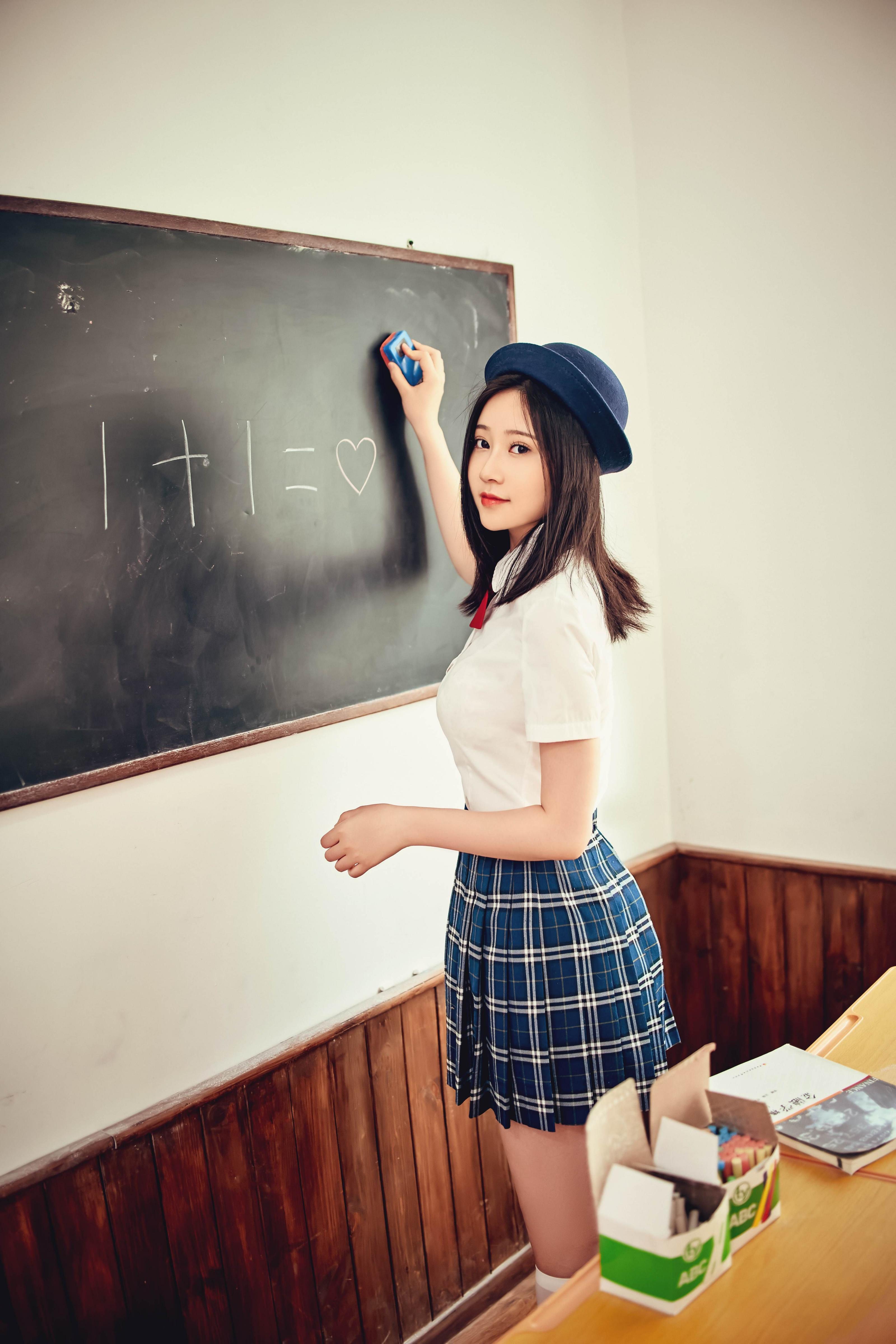年年少女 - 月刊少女，竟然拿金融学教材