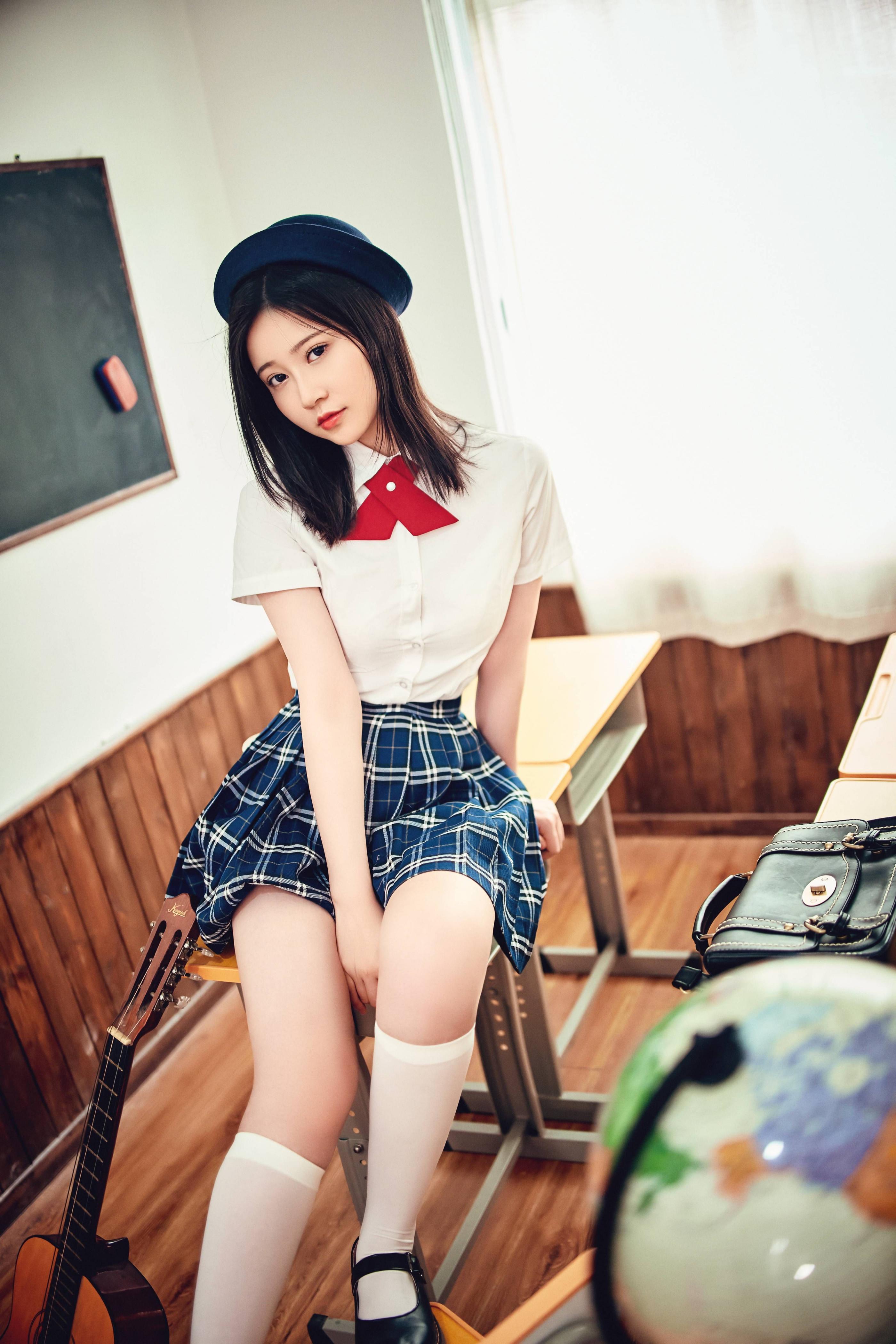年年少女 - 月刊少女，竟然拿金融学教材