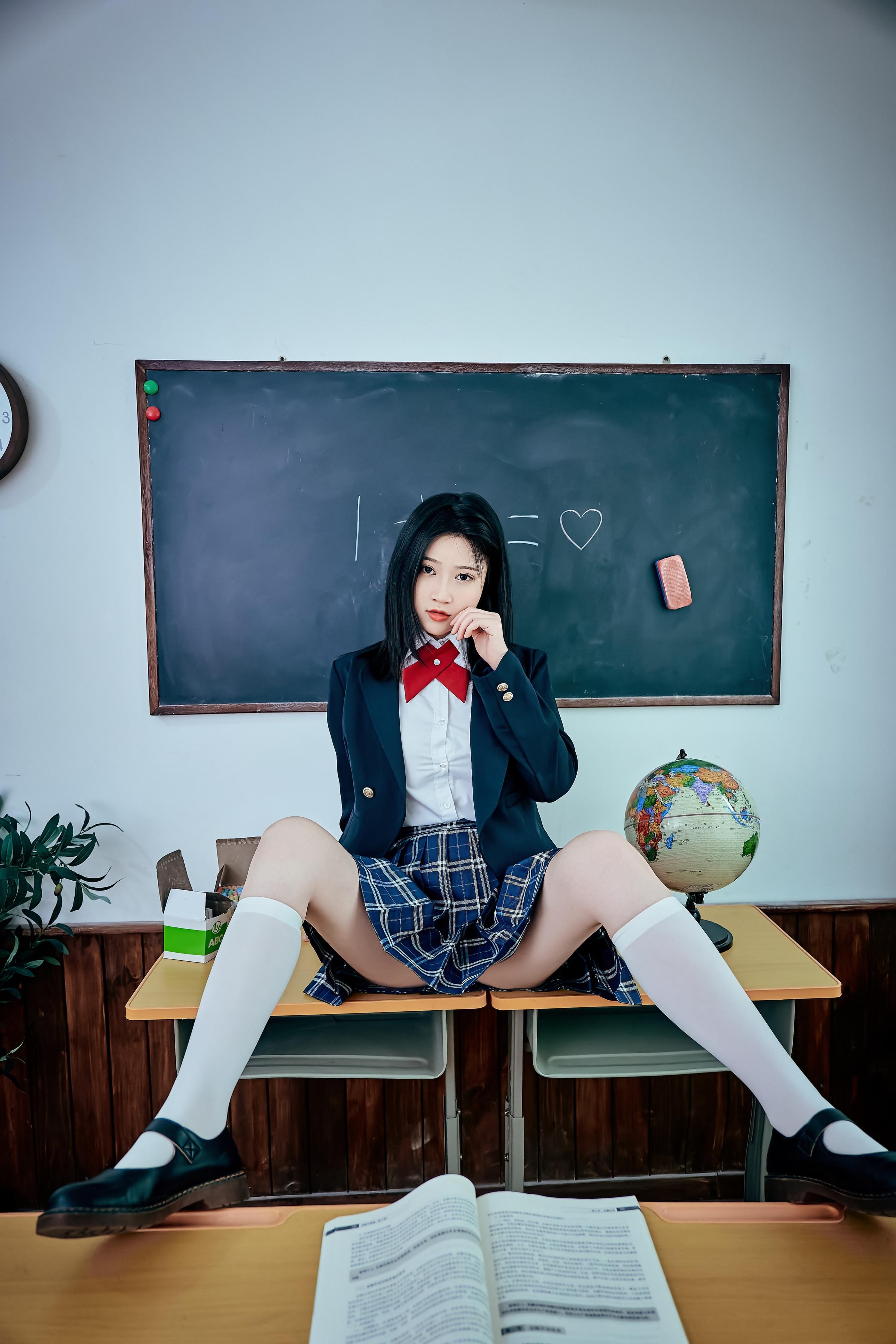 年年少女 - 月刊少女，竟然拿金融学教材