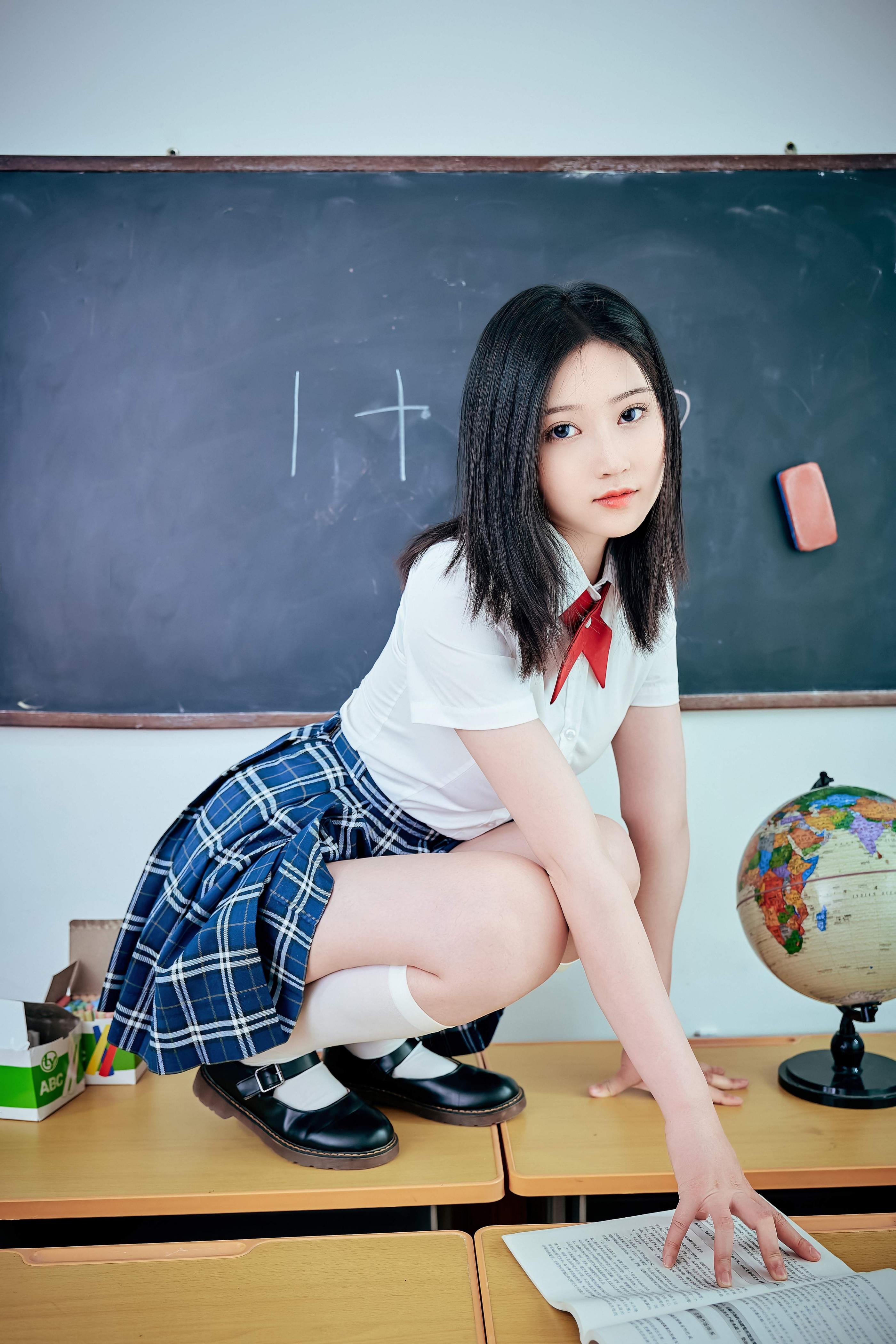 年年少女 - 月刊少女，竟然拿金融学教材