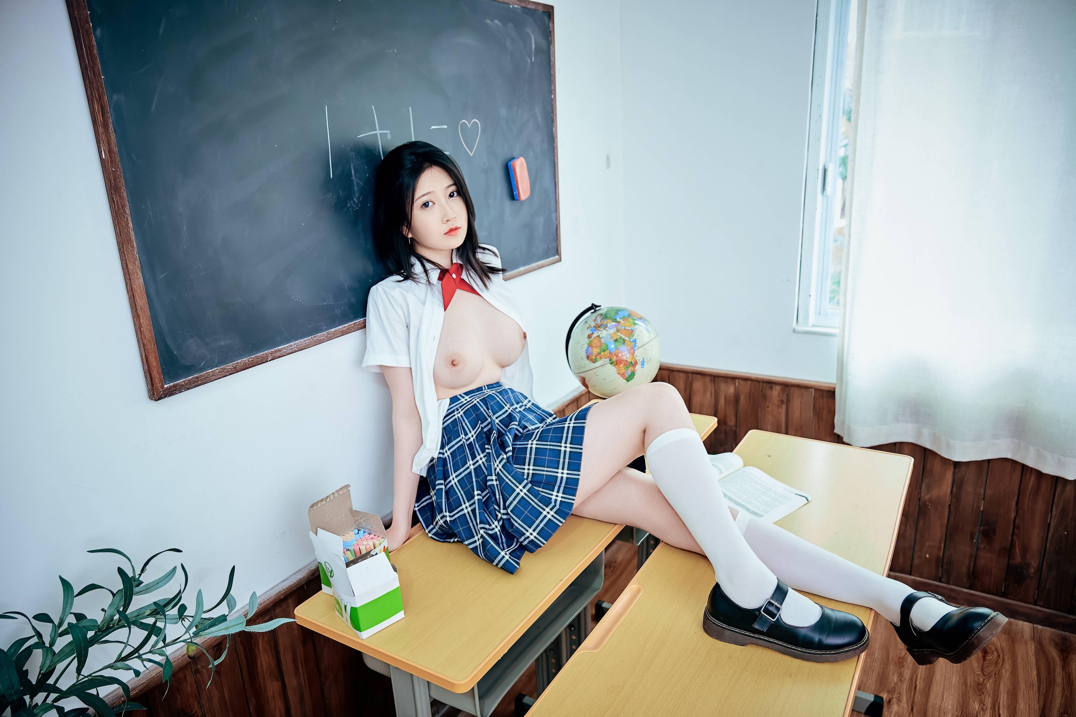 年年少女 - 月刊少女，竟然拿金融学教材