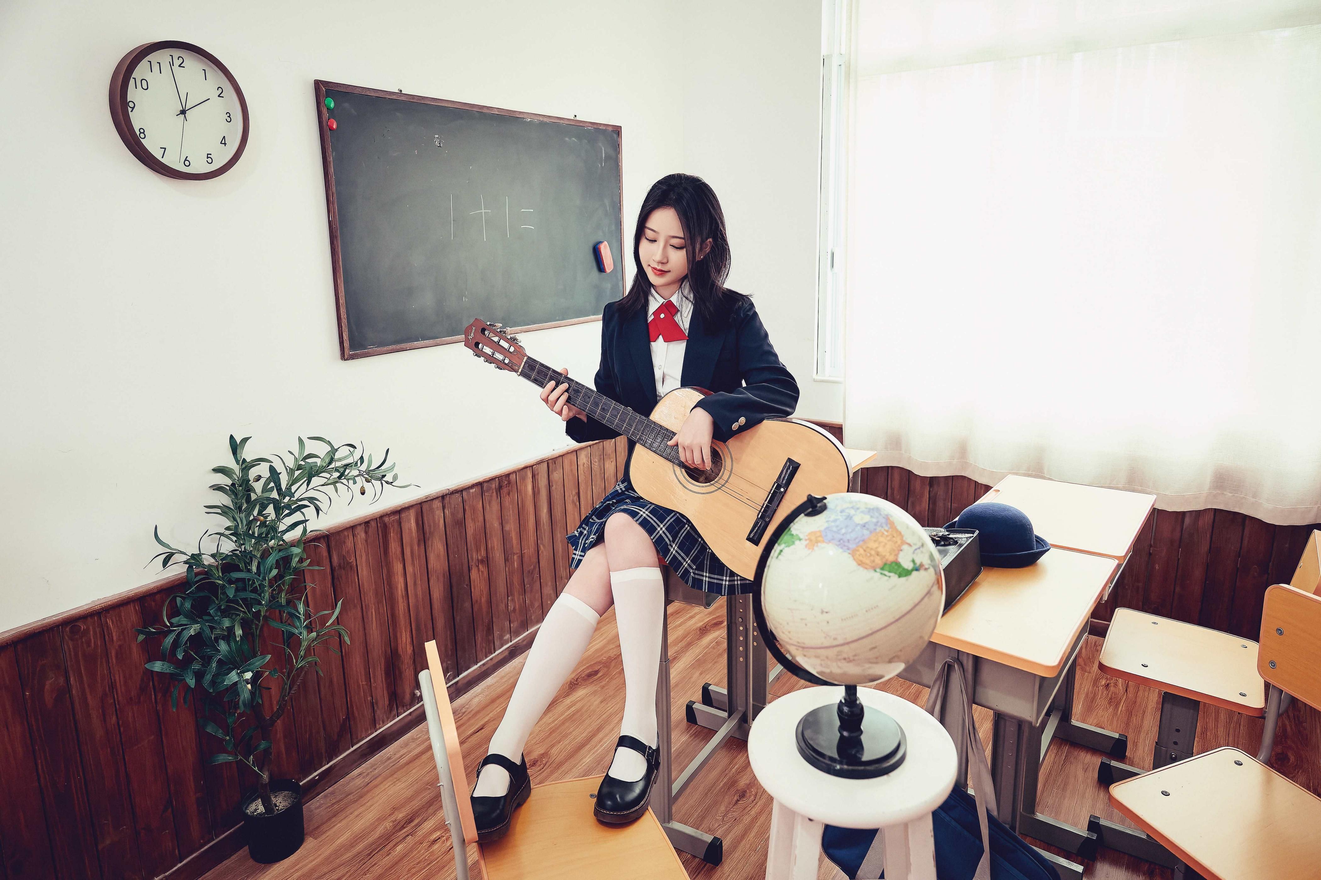年年少女 - 月刊少女，竟然拿金融学教材